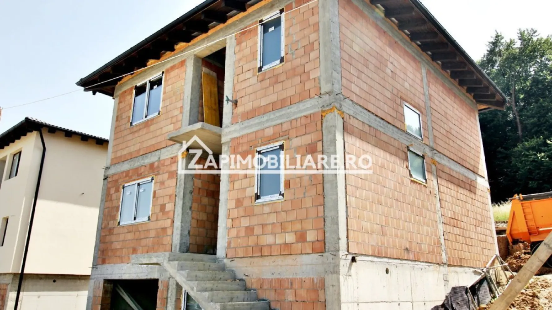 Casa D-P-E 240 mp, teren 800 mp,comosion ZERO!
