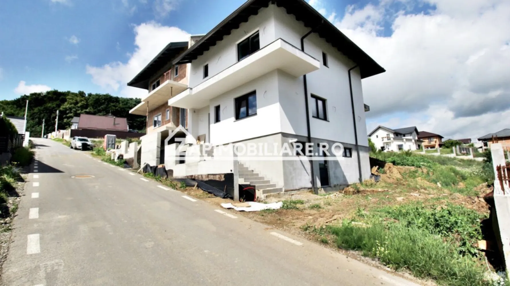Casa D-P-E,5 camere, 3 băi,213mp, 325mp teren 0% comision - De vânzare casă semifinisată, singur în curte 5 camere situată în Sancraiu de Mures, suprafața utilă de 173 mp,suprafata construită 213, amplasată pe un teren cu suprafața de 325 mp, .
Compartimentare:
- la demisol 1 hol,1 spatiu tehnic ,1 cămară, 1 baie,1 zonă hobby , total 59 mp
- la parter: 1 living, 1 bucătărie, 1 baie, 1 hol, 1 terasă 
- la etaj: 3 dormitoare, 2 băi, 1 dressing, 2 balcoane
Constructia se propune a fi realizata din structura de beton armat(stalpi,grinzi,centuri,plansee)
si zidarie din caramida portanta eficienta(grosime 30 cm-10 N/mm2), sarpanta din lemn fasonat, 
tratata si ranforsat cu placute metalice specifice si invelitoare din tabla tip Clik, sau tigla plana 
din beton, reprezentand o structura clasica, durabila si sigura.Termoizolatia exterioara la pereti 
din polistiren expandat de 10 cm=grosimea si 25 cm=grosimea la termoizolatia dintre etaj si 
pod realizata din vata minerala din sticla in placi,aplicata in 3 straturi succesive(10+10+5cm
Termoizolatia cladirii se va realiza din polistiren expandat cu grosimea de 10 cm pe toata 
inaltimea constructiei, iar la nivelul fundatiilor/elevatiilor cu polistiren extrudat aplicat cu material 
de impermeabilizare-hidroizolare fundatii/elevatii Sika®Igolflex N.Termoizolatia dintre nivelul 
etajului si podul cladirii se va realiza cu vata minerala din sticla in 3 straturi de placi asezate
decalat evitandu-se aparitia rostului de penetratie prin termoizolatie,cu grosimea totala de 25 
cm(10+10+5cm),astfel realizandu-se o anvelopare termica a cladirii, eficienta, durabila si 
performanta, impusa pentru aceasta zona climatica.Sistemul de transfer a vaporilor se va realiza 
respectand toate prescriptiile termotehnicii in domeniu, aplicandu-se la partea infirioara a 
termoizolatie, folia bariera de vapori aluminizata cu bule de aer, iar la partea superioara a 
termoizolatiei folia anti-condens.
Tamplaria exteriora se va realiza din profile PVC(rezistente,eficienta termica si durabilitate 
marita), iar sticla fiind de tip tripan-3 coli de sticla cu protectie marita la UV.
Tencuiala decorativa aplicata pe termosistem, se va realiza din matriale moderne de inalta 
calitate, imitand tencuiala clasica.
Usa de intrare in imobil este una moderna, rezistenta, eficienta, cu sisteme de anti efractie 
Utilitați:
- curent, apă, gaz, canalizare
Casa se vinde semifinisată la prețul de 159.000 Euro negociabil. Comision ZERO!
Posibilitate semifinisat avansat la pretul de 164.000 euro
Contact 0774048706 Bogdan
Daca vă place această ofertă sau pentru alte informații sunați la numărul de contact din anunț! 
Compania Zap Imobiliare vă pune la dispoziție toate actele și documentele necesare alături de asistență și consiliere permanentă până la finalizarea achiziției imobiliare. 
Ne dorim să îți oferim cea mai plăcută experiență, îndeplinim vise cu pereți!