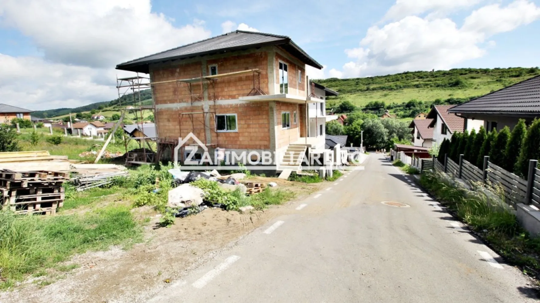Casa D-P-E,5 camere, 3 băi,213mp, 325mp teren 0% comision - De vânzare casă semifinisată, singur în curte 5 camere situată în Sancraiu de Mures, suprafața utilă de 173 mp,suprafata construită 213, amplasată pe un teren cu suprafața de 325 mp, .
Compartimentare:
- la demisol 1 hol,1 spatiu tehnic ,1 cămară, 1 baie,1 zonă hobby , total 59 mp
- la parter: 1 living, 1 bucătărie, 1 baie, 1 hol, 1 terasă 
- la etaj: 3 dormitoare, 2 băi, 1 dressing, 2 balcoane
Constructia se propune a fi realizata din structura de beton armat(stalpi,grinzi,centuri,plansee)
si zidarie din caramida portanta eficienta(grosime 30 cm-10 N/mm2), sarpanta din lemn fasonat, 
tratata si ranforsat cu placute metalice specifice si invelitoare din tabla tip Clik, sau tigla plana 
din beton, reprezentand o structura clasica, durabila si sigura.Termoizolatia exterioara la pereti 
din polistiren expandat de 10 cm=grosimea si 25 cm=grosimea la termoizolatia dintre etaj si 
pod realizata din vata minerala din sticla in placi,aplicata in 3 straturi succesive(10+10+5cm
Termoizolatia cladirii se va realiza din polistiren expandat cu grosimea de 10 cm pe toata 
inaltimea constructiei, iar la nivelul fundatiilor/elevatiilor cu polistiren extrudat aplicat cu material 
de impermeabilizare-hidroizolare fundatii/elevatii Sika®Igolflex N.Termoizolatia dintre nivelul 
etajului si podul cladirii se va realiza cu vata minerala din sticla in 3 straturi de placi asezate
decalat evitandu-se aparitia rostului de penetratie prin termoizolatie,cu grosimea totala de 25 
cm(10+10+5cm),astfel realizandu-se o anvelopare termica a cladirii, eficienta, durabila si 
performanta, impusa pentru aceasta zona climatica.Sistemul de transfer a vaporilor se va realiza 
respectand toate prescriptiile termotehnicii in domeniu, aplicandu-se la partea infirioara a 
termoizolatie, folia bariera de vapori aluminizata cu bule de aer, iar la partea superioara a 
termoizolatiei folia anti-condens.
Tamplaria exteriora se va realiza din profile PVC(rezistente,eficienta termica si durabilitate 
marita), iar sticla fiind de tip tripan-3 coli de sticla cu protectie marita la UV.
Tencuiala decorativa aplicata pe termosistem, se va realiza din matriale moderne de inalta 
calitate, imitand tencuiala clasica.
Usa de intrare in imobil este una moderna, rezistenta, eficienta, cu sisteme de anti efractie 
Utilitați:
- curent, apă, gaz, canalizare
Casa se vinde semifinisată la prețul de 159.000 Euro negociabil. Comision ZERO!
Posibilitate semifinisat avansat la pretul de 164.000 euro
Contact 0774048706 Bogdan
Daca vă place această ofertă sau pentru alte informații sunați la numărul de contact din anunț! 
Compania Zap Imobiliare vă pune la dispoziție toate actele și documentele necesare alături de asistență și consiliere permanentă până la finalizarea achiziției imobiliare. 
Ne dorim să îți oferim cea mai plăcută experiență, îndeplinim vise cu pereți!