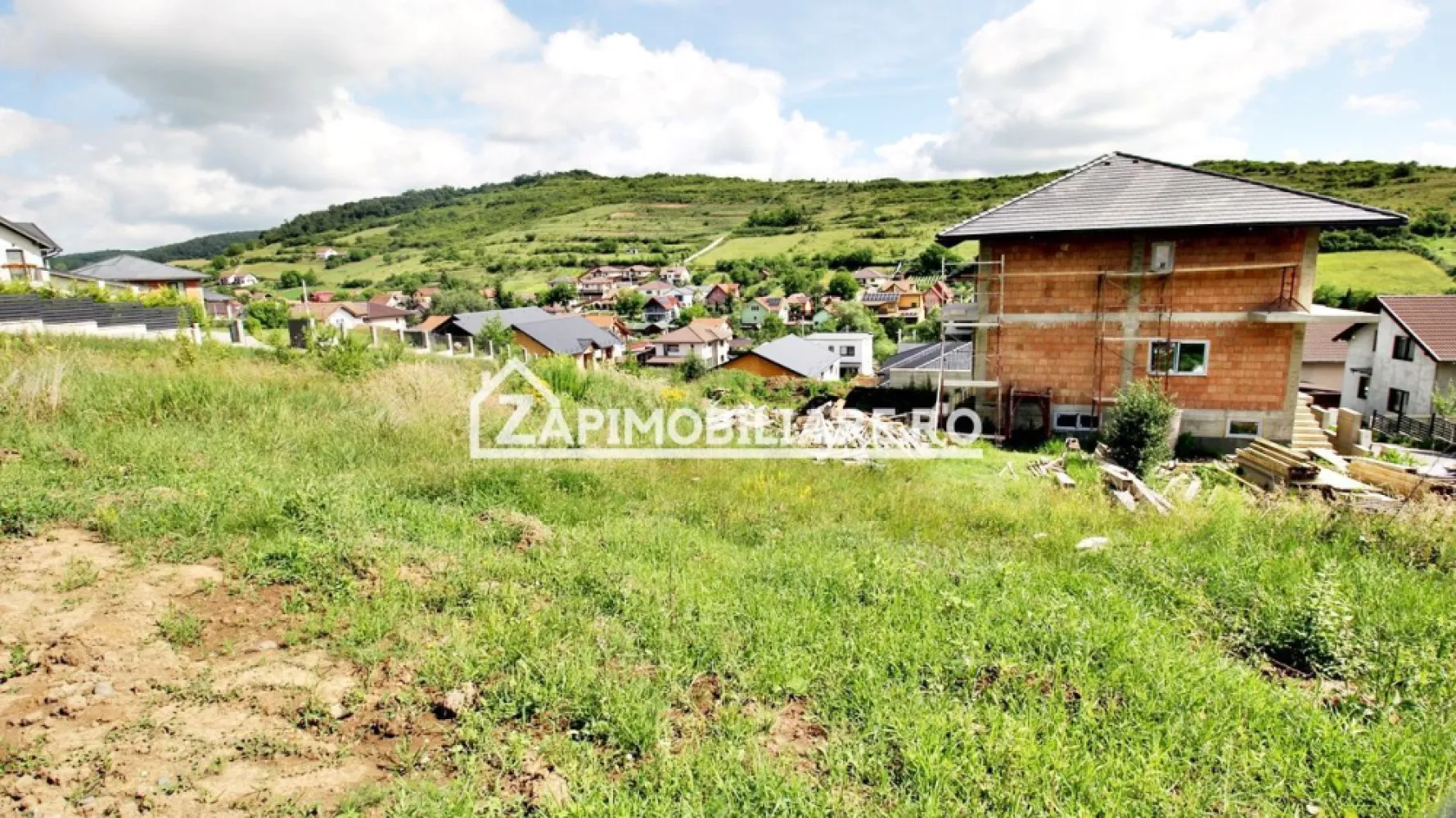 Casa D-P-E,5 camere, 3 băi,213mp, 325mp teren 0% comision - De vânzare casă semifinisată, singur în curte 5 camere situată în Sancraiu de Mures, suprafața utilă de 173 mp,suprafata construită 213, amplasată pe un teren cu suprafața de 325 mp, .
Compartimentare:
- la demisol 1 hol,1 spatiu tehnic ,1 cămară, 1 baie,1 zonă hobby , total 59 mp
- la parter: 1 living, 1 bucătărie, 1 baie, 1 hol, 1 terasă 
- la etaj: 3 dormitoare, 2 băi, 1 dressing, 2 balcoane
Constructia se propune a fi realizata din structura de beton armat(stalpi,grinzi,centuri,plansee)
si zidarie din caramida portanta eficienta(grosime 30 cm-10 N/mm2), sarpanta din lemn fasonat, 
tratata si ranforsat cu placute metalice specifice si invelitoare din tabla tip Clik, sau tigla plana 
din beton, reprezentand o structura clasica, durabila si sigura.Termoizolatia exterioara la pereti 
din polistiren expandat de 10 cm=grosimea si 25 cm=grosimea la termoizolatia dintre etaj si 
pod realizata din vata minerala din sticla in placi,aplicata in 3 straturi succesive(10+10+5cm
Termoizolatia cladirii se va realiza din polistiren expandat cu grosimea de 10 cm pe toata 
inaltimea constructiei, iar la nivelul fundatiilor/elevatiilor cu polistiren extrudat aplicat cu material 
de impermeabilizare-hidroizolare fundatii/elevatii Sika®Igolflex N.Termoizolatia dintre nivelul 
etajului si podul cladirii se va realiza cu vata minerala din sticla in 3 straturi de placi asezate
decalat evitandu-se aparitia rostului de penetratie prin termoizolatie,cu grosimea totala de 25 
cm(10+10+5cm),astfel realizandu-se o anvelopare termica a cladirii, eficienta, durabila si 
performanta, impusa pentru aceasta zona climatica.Sistemul de transfer a vaporilor se va realiza 
respectand toate prescriptiile termotehnicii in domeniu, aplicandu-se la partea infirioara a 
termoizolatie, folia bariera de vapori aluminizata cu bule de aer, iar la partea superioara a 
termoizolatiei folia anti-condens.
Tamplaria exteriora se va realiza din profile PVC(rezistente,eficienta termica si durabilitate 
marita), iar sticla fiind de tip tripan-3 coli de sticla cu protectie marita la UV.
Tencuiala decorativa aplicata pe termosistem, se va realiza din matriale moderne de inalta 
calitate, imitand tencuiala clasica.
Usa de intrare in imobil este una moderna, rezistenta, eficienta, cu sisteme de anti efractie 
Utilitați:
- curent, apă, gaz, canalizare
Casa se vinde semifinisată la prețul de 159.000 Euro negociabil. Comision ZERO!
Posibilitate semifinisat avansat la pretul de 164.000 euro
Contact 0774048706 Bogdan
Daca vă place această ofertă sau pentru alte informații sunați la numărul de contact din anunț! 
Compania Zap Imobiliare vă pune la dispoziție toate actele și documentele necesare alături de asistență și consiliere permanentă până la finalizarea achiziției imobiliare. 
Ne dorim să îți oferim cea mai plăcută experiență, îndeplinim vise cu pereți!