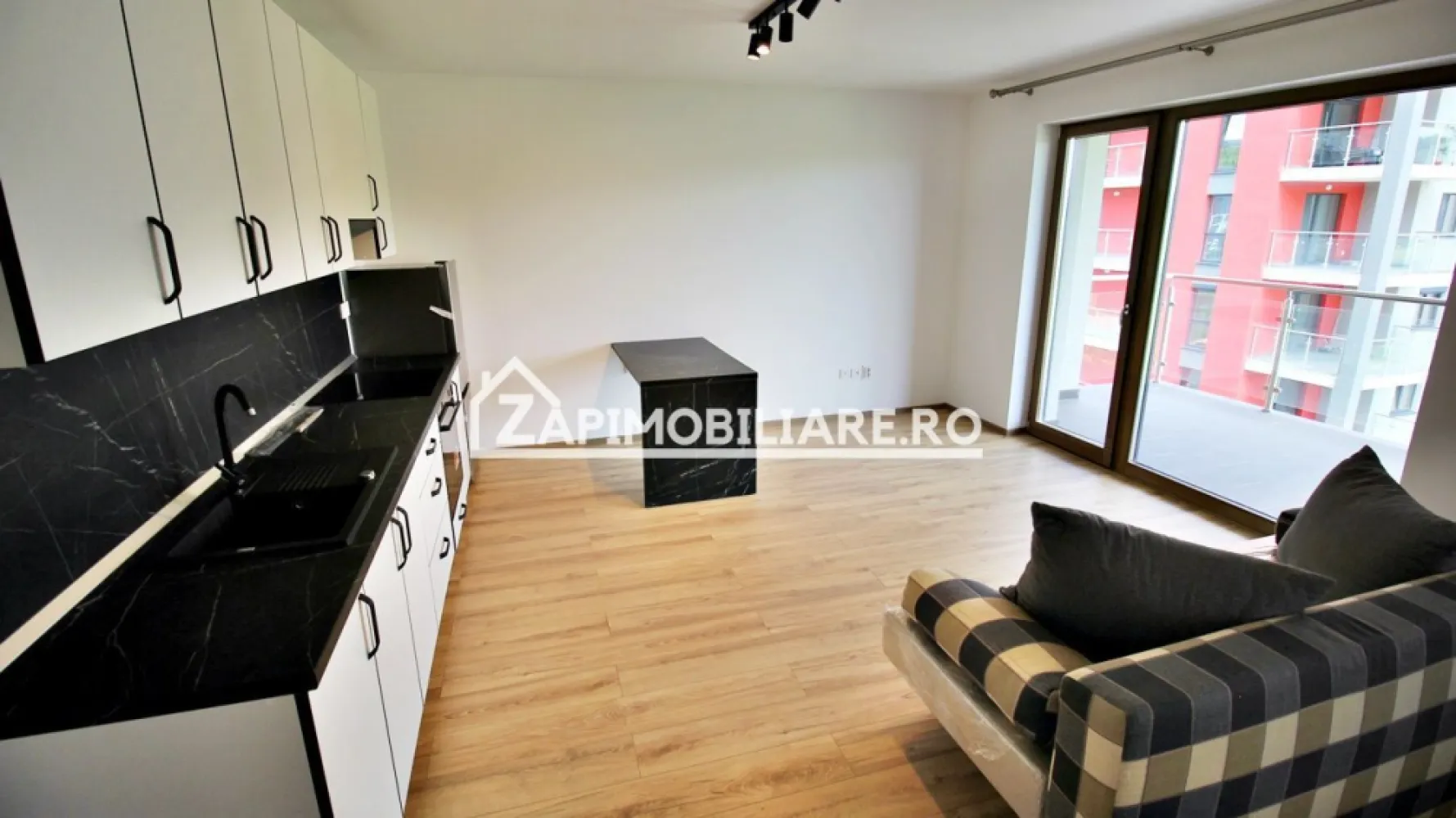 Apartament in bloc NOU,51 mp,mobilat si utilat,0% comision - Contact 0774048706 Bogdan
De vânzare sau de închiriat apartament 1 cameră decomandat confort 1, situat în cartierul Green Residence, strada Livezeni, suprafață utilă de 42 mp, + terasa de 9 mp situat la etajul 7 din 10 oferit de Zap Imobiliare 
Detalii: 
- 1 living, 1 dormitor, 1 bucătărie, 1 baie, 1 balcon ,deschis, 1 hol
- centrală termică,incălzire in pardoseală, geamuri tripan, ușă metalică.
- masina de spalat rufe, frigider. aragaz, aer conditionat
- prețul pentru închiriere 400 euro 
Proprietatea se află într-o zonă cu un confort deosebit, datorită amplasării în imediata apropiere a tot ceea ce înseamnă viață modernă, și anume: mijloace de transport în comun, magazine, unități de învățământ de toate gradele, piață, parc, bănci, farmacii, s.a.
Locuința se vinde mobilată și utilată la prețul de 107.000 Euro + tva,pret negociabil. Comisionul este ZERO!
Contact 0774048706 Bogdan

Dacă vă place această ofertă - sau pentru alte informații sunați la numărul de contact din anunț! 
Compania Zap Imobiliare vă pune la dispoziție toate informațiile, actele și documentele necesare alături de asistență și consiliere permanentă până la finalizarea achiziției imobiliare. Ne dorim să îți oferim cea mai plăcută experiență, îndeplinim vise cu pereți!