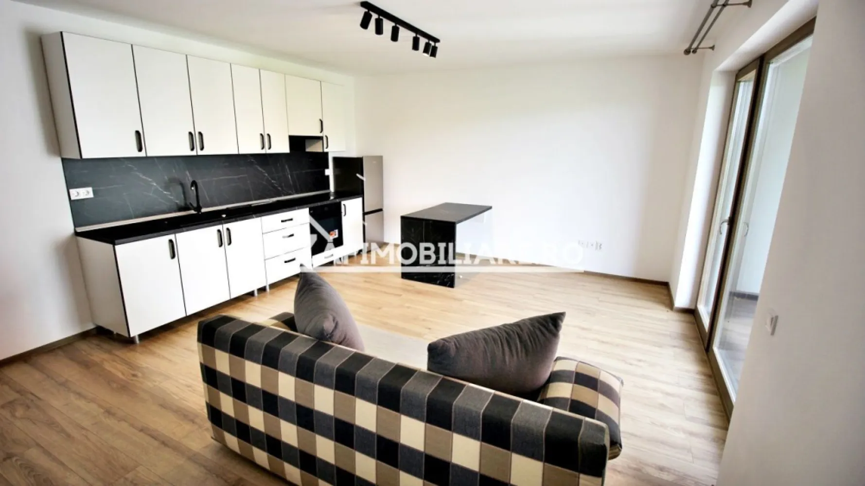 Apartament in bloc NOU,51 mp,mobilat si utilat,0% comision - Contact 0774048706 Bogdan
De vânzare sau de închiriat apartament 1 cameră decomandat confort 1, situat în cartierul Green Residence, strada Livezeni, suprafață utilă de 42 mp, + terasa de 9 mp situat la etajul 7 din 10 oferit de Zap Imobiliare 
Detalii: 
- 1 living, 1 dormitor, 1 bucătărie, 1 baie, 1 balcon ,deschis, 1 hol
- centrală termică,incălzire in pardoseală, geamuri tripan, ușă metalică.
- masina de spalat rufe, frigider. aragaz, aer conditionat
- prețul pentru închiriere 400 euro 
Proprietatea se află într-o zonă cu un confort deosebit, datorită amplasării în imediata apropiere a tot ceea ce înseamnă viață modernă, și anume: mijloace de transport în comun, magazine, unități de învățământ de toate gradele, piață, parc, bănci, farmacii, s.a.
Locuința se vinde mobilată și utilată la prețul de 107.000 Euro + tva,pret negociabil. Comisionul este ZERO!
Contact 0774048706 Bogdan

Dacă vă place această ofertă - sau pentru alte informații sunați la numărul de contact din anunț! 
Compania Zap Imobiliare vă pune la dispoziție toate informațiile, actele și documentele necesare alături de asistență și consiliere permanentă până la finalizarea achiziției imobiliare. Ne dorim să îți oferim cea mai plăcută experiență, îndeplinim vise cu pereți!