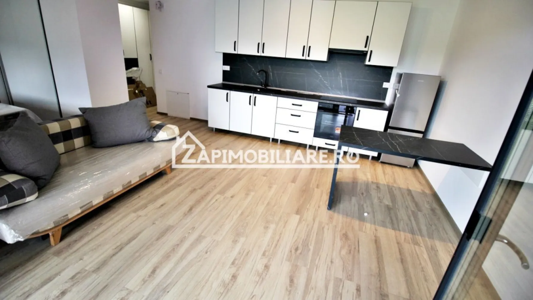 Apartament in bloc NOU,51 mp,mobilat si utilat,0% comision - Contact 0774048706 Bogdan
De vânzare sau de închiriat apartament 1 cameră decomandat confort 1, situat în cartierul Green Residence, strada Livezeni, suprafață utilă de 42 mp, + terasa de 9 mp situat la etajul 7 din 10 oferit de Zap Imobiliare 
Detalii: 
- 1 living, 1 dormitor, 1 bucătărie, 1 baie, 1 balcon ,deschis, 1 hol
- centrală termică,incălzire in pardoseală, geamuri tripan, ușă metalică.
- masina de spalat rufe, frigider. aragaz, aer conditionat
- prețul pentru închiriere 400 euro 
Proprietatea se află într-o zonă cu un confort deosebit, datorită amplasării în imediata apropiere a tot ceea ce înseamnă viață modernă, și anume: mijloace de transport în comun, magazine, unități de învățământ de toate gradele, piață, parc, bănci, farmacii, s.a.
Locuința se vinde mobilată și utilată la prețul de 107.000 Euro + tva,pret negociabil. Comisionul este ZERO!
Contact 0774048706 Bogdan

Dacă vă place această ofertă - sau pentru alte informații sunați la numărul de contact din anunț! 
Compania Zap Imobiliare vă pune la dispoziție toate informațiile, actele și documentele necesare alături de asistență și consiliere permanentă până la finalizarea achiziției imobiliare. Ne dorim să îți oferim cea mai plăcută experiență, îndeplinim vise cu pereți!