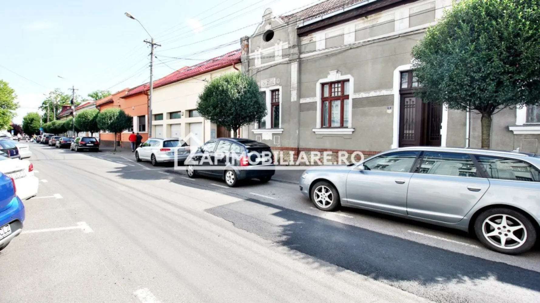 Casa 3 camere, 113 mp, 170 mp teren, zona Cetate - Contact 0774048706 Bogdan
De vânzare casă, curte comună, 3 camere ,1 bucătărie, 1 baie, 1 antreu, 1 terasă,situată pe strada Nicolae Iorga langă Cetate, suprafața utilă de 90 mpsuprafata construită 113 .mp amplasată pe un teren cu suprafața de 170 mp, 
Compartimentare:
- 1 living, 2 dormitoare,1 bucătărie, 1 baie, 1 antreu, 1 terasă
 
Detalii:
- fundația casei are o adâncime de 1 m, pereții sunt din cărămidă, acoperișul de țiglă
- pod mansardabil, 

Utilitați:
- curent, apă, gaz, canalizare

Casa se vinde la prețul de 212.000 Euro negociabil. Comision ZERO!
Contact 0774048706 Bogdan
Daca vă place această ofertă sau pentru alte informații sunați la numărul de contact din anunț! 
Compania Zap Imobiliare vă pune la dispoziție toate actele și documentele necesare alături de asistență și consiliere permanentă până la finalizarea achiziției imobiliare. 
Ne dorim să îți oferim cea mai plăcută experiență, îndeplinim vise cu pereți!