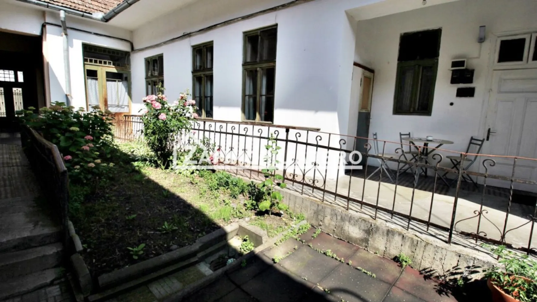 Casa 3 camere, 113 mp, 170 mp teren, zona Cetate - Contact 0774048706 Bogdan
De vânzare casă, curte comună, 3 camere ,1 bucătărie, 1 baie, 1 antreu, 1 terasă,situată pe strada Nicolae Iorga langă Cetate, suprafața utilă de 90 mpsuprafata construită 113 .mp amplasată pe un teren cu suprafața de 170 mp, 
Compartimentare:
- 1 living, 2 dormitoare,1 bucătărie, 1 baie, 1 antreu, 1 terasă
 
Detalii:
- fundația casei are o adâncime de 1 m, pereții sunt din cărămidă, acoperișul de țiglă
- pod mansardabil, 

Utilitați:
- curent, apă, gaz, canalizare

Casa se vinde la prețul de 212.000 Euro negociabil. Comision ZERO!
Contact 0774048706 Bogdan
Daca vă place această ofertă sau pentru alte informații sunați la numărul de contact din anunț! 
Compania Zap Imobiliare vă pune la dispoziție toate actele și documentele necesare alături de asistență și consiliere permanentă până la finalizarea achiziției imobiliare. 
Ne dorim să îți oferim cea mai plăcută experiență, îndeplinim vise cu pereți!