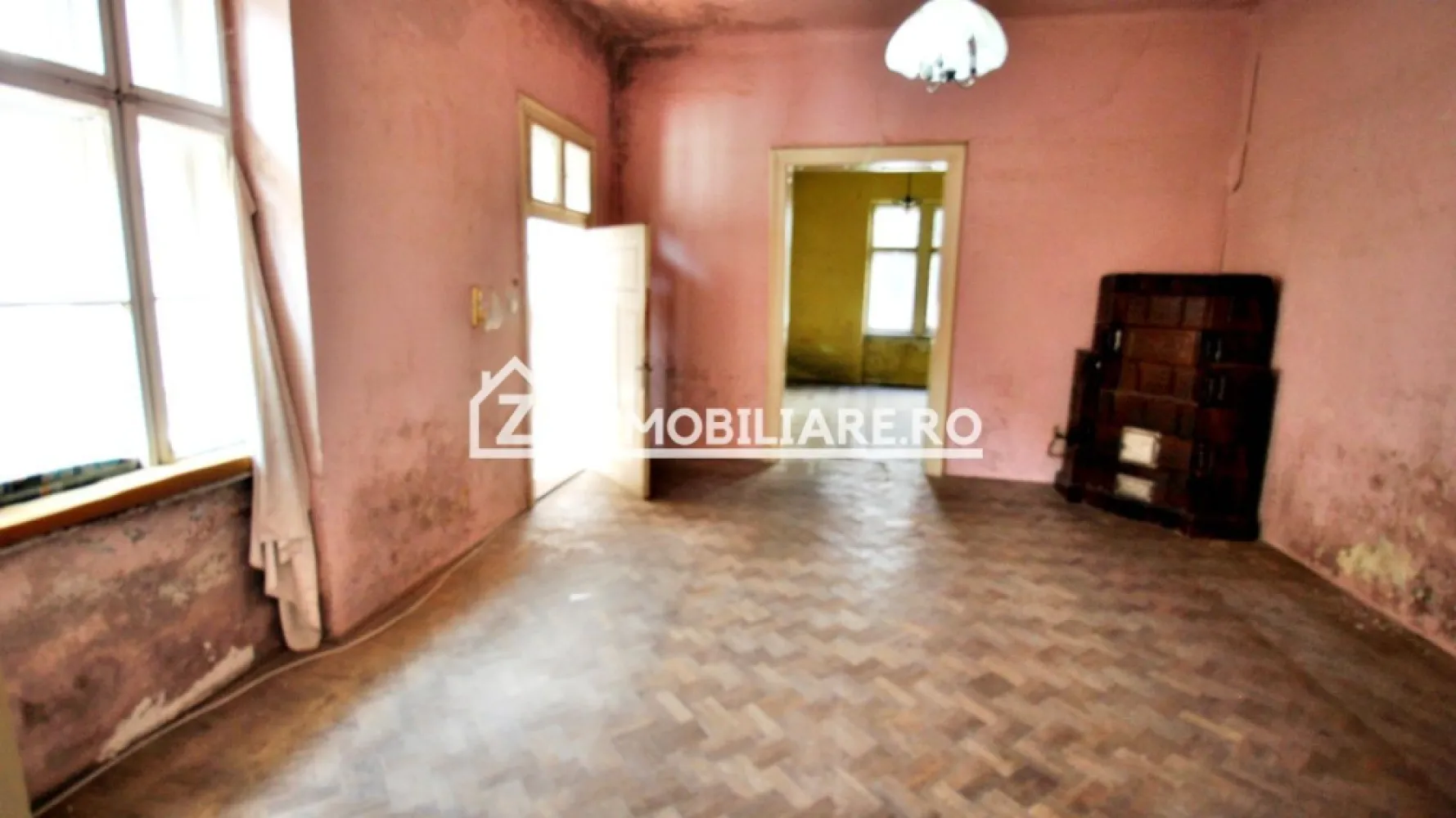 Casa 3 camere, 113 mp, 170 mp teren, zona Cetate - Contact 0774048706 Bogdan
De vânzare casă, curte comună, 3 camere ,1 bucătărie, 1 baie, 1 antreu, 1 terasă,situată pe strada Nicolae Iorga langă Cetate, suprafața utilă de 90 mpsuprafata construită 113 .mp amplasată pe un teren cu suprafața de 170 mp, 
Compartimentare:
- 1 living, 2 dormitoare,1 bucătărie, 1 baie, 1 antreu, 1 terasă
 
Detalii:
- fundația casei are o adâncime de 1 m, pereții sunt din cărămidă, acoperișul de țiglă
- pod mansardabil, 

Utilitați:
- curent, apă, gaz, canalizare

Casa se vinde la prețul de 212.000 Euro negociabil. Comision ZERO!
Contact 0774048706 Bogdan
Daca vă place această ofertă sau pentru alte informații sunați la numărul de contact din anunț! 
Compania Zap Imobiliare vă pune la dispoziție toate actele și documentele necesare alături de asistență și consiliere permanentă până la finalizarea achiziției imobiliare. 
Ne dorim să îți oferim cea mai plăcută experiență, îndeplinim vise cu pereți!