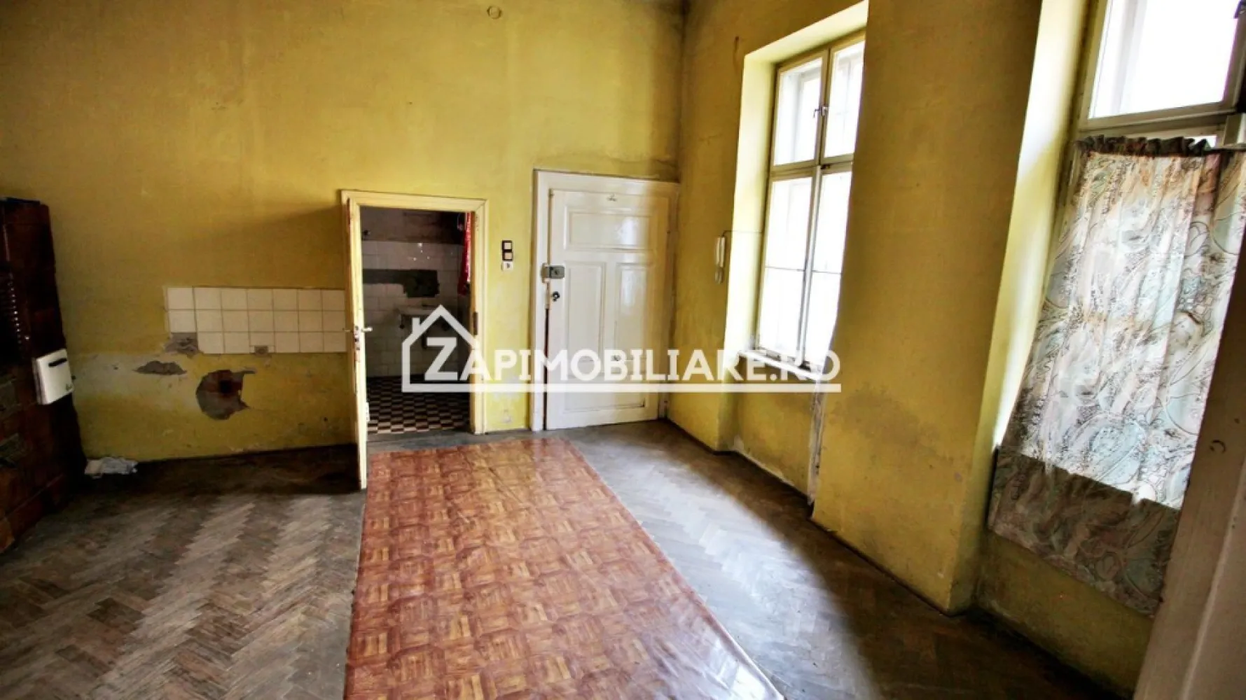 Casa 3 camere, 113 mp, 170 mp teren, zona Cetate - Contact 0774048706 Bogdan
De vânzare casă, curte comună, 3 camere ,1 bucătărie, 1 baie, 1 antreu, 1 terasă,situată pe strada Nicolae Iorga langă Cetate, suprafața utilă de 90 mpsuprafata construită 113 .mp amplasată pe un teren cu suprafața de 170 mp, 
Compartimentare:
- 1 living, 2 dormitoare,1 bucătărie, 1 baie, 1 antreu, 1 terasă
 
Detalii:
- fundația casei are o adâncime de 1 m, pereții sunt din cărămidă, acoperișul de țiglă
- pod mansardabil, 

Utilitați:
- curent, apă, gaz, canalizare

Casa se vinde la prețul de 212.000 Euro negociabil. Comision ZERO!
Contact 0774048706 Bogdan
Daca vă place această ofertă sau pentru alte informații sunați la numărul de contact din anunț! 
Compania Zap Imobiliare vă pune la dispoziție toate actele și documentele necesare alături de asistență și consiliere permanentă până la finalizarea achiziției imobiliare. 
Ne dorim să îți oferim cea mai plăcută experiență, îndeplinim vise cu pereți!