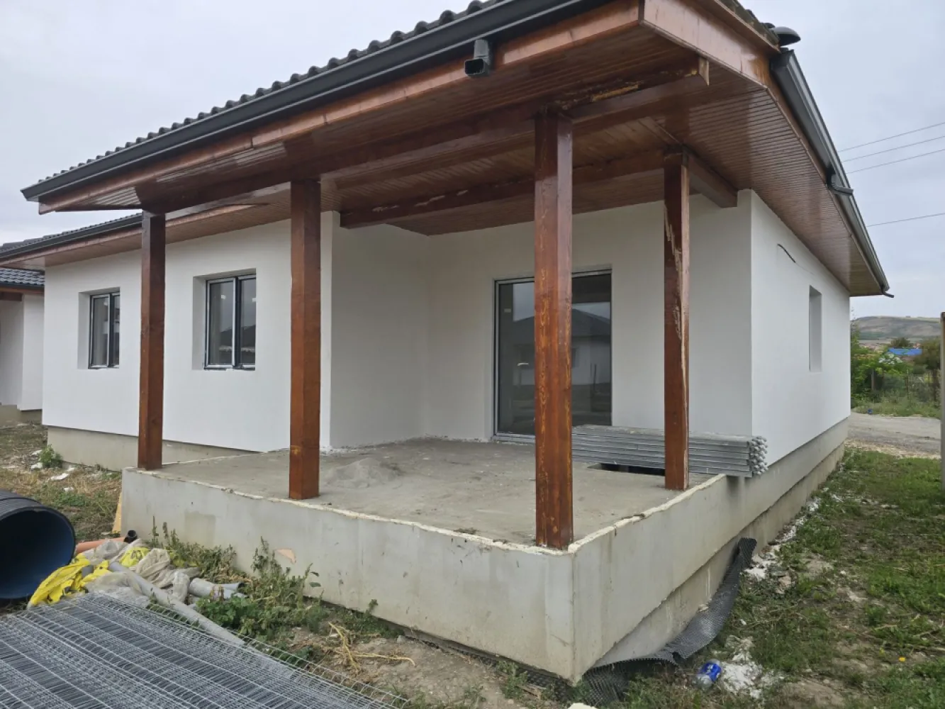 Casă 4 cam,2 băi,terasă acoperită,500mp.teren,gard,pavaj. - Contact 0774048706 Bogdan
De vânzare casă pe 1 nivel semifinisată avansat cu gard, pavaj. terasă acoperită, pivniță singur în curte 4 camere 2 băi, dressing,situată în Ungheni la 5 minute de urcarea pe autostradă si la 10 minute de Targu Mures suprafața utilă de 110 mp.suprafata construită 140 mp. amplasată pe un teren cu suprafața de 500 mp, 
Compartimentare:
 1 living, 1 bucătărie, 2 băi, 3 dormitoare, 1 hol,1 terasă acoperită,1 pivniță,1 dressing 
Detalii:
- centrală termică, incălzire in pardoseală, geamuri termopan 
- fundația casei din beton cu o adâncime de 1 m, pereții sunt din cărămidă, acoperișul de țiglă, izolată cu polistiren de 10 cm.
pod mansardabil, 
- anul construcției 2025
Utilitați:
- curent, apă, gaz, canalizare
Casa se vinde semifinisată avansat,zugrăvita in alb,cu gard,porti si pavaj la prețul de 120.000 Euro + TVA
Comision ZERO!
Contact 0774048706 Bogdan
Daca vă place această ofertă sau pentru alte informații sunați la numărul de contact din anunț! 
Compania Zap Imobiliare vă pune la dispoziție toate actele și documentele necesare alături de asistență și consiliere permanentă până la finalizarea achiziției imobiliare. 
Ne dorim să îți oferim cea mai plăcută experiență, îndeplinim vise cu pereți!