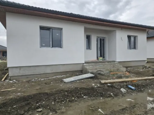 Casă 4 cam,2 băi,terasă acoperită,500mp.teren,gard,pavaj.