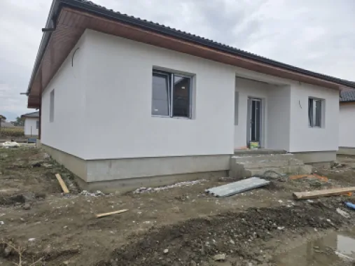 Casă 4 cam,2 băi,terasă acoperită,500mp.teren,gard,pavaj.