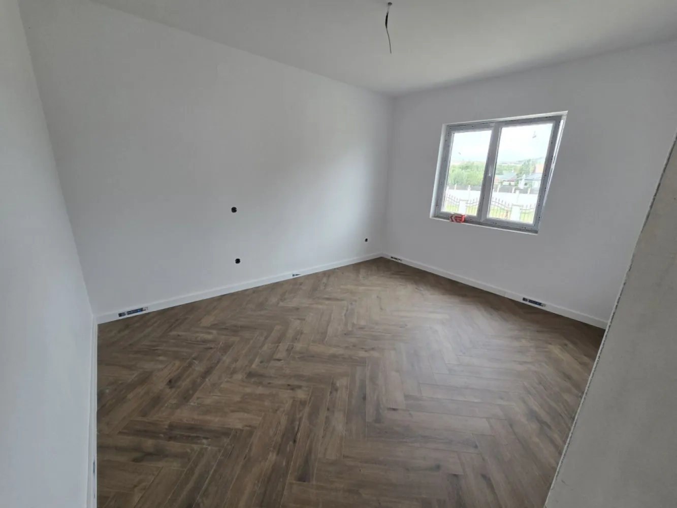 Casă 4 cam,2 băi,terasă acoperită,500mp.teren,gard,pavaj.