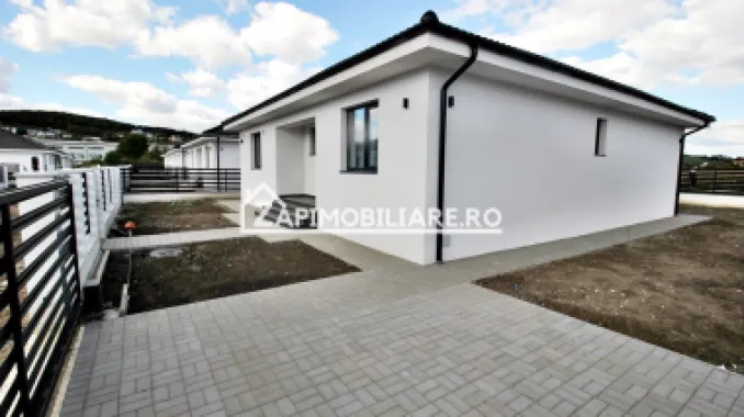 Casă 4 cam,2 băi,terasă acoperită,500mp.teren,gard,pavaj.
