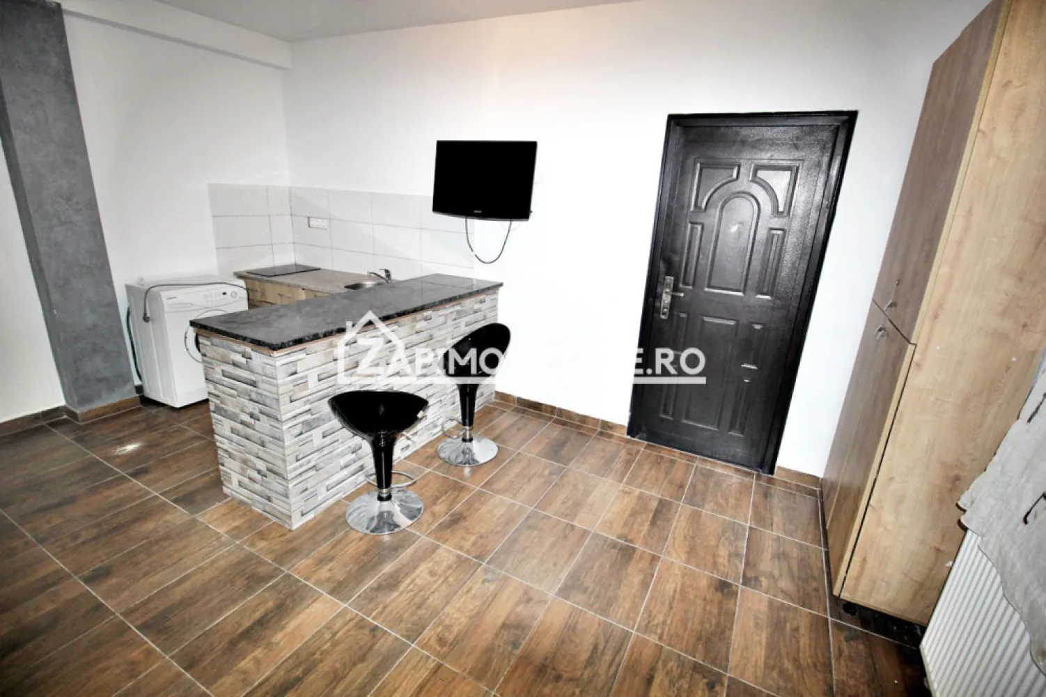 2 apartamente cu 1 cameră ,90 mp,semicentral,zona Nova Vita - Contact 0774048706 Bogdan 
De vânzare 2 apartamente cu 1 cameră,1 baie, 1 bucătărie , situat în zona semicentral , strada, bodor Peter zona Nova Vita suprafață utilă de 75 mp, suprafata construită 90 mp situat la parter oferit de Zap Imobiliare 
Detalii: 
- fiecare apartament are 1 dormitor, 1 bucătărie, 1 baie, 1 hol
- centrală termică, calorifere, geamuri termopan, ușă metalică.
- masina de spalat rufe, frigider, plită electrică

Proprietatea se află într-o zonă cu un confort deosebit, datorită amplasării în imediata apropiere a tot ceea ce înseamnă viață modernă, și anume: mijloace de transport în comun, magazine, unități de învățământ de toate gradele, piață, parc, bănci, farmacii, s.a.
Locuința se vinde partial mobilată și partial utilată la prețul de 110.000 euro Euro negociabil. Comisionul este ZERO!
Contact 0774048706 Bogdan

Dacă vă place această ofertă - sau pentru alte informații sunați la numărul de contact din anunț! 
Compania Zap Imobiliare vă pune la dispoziție toate informațiile, actele și documentele necesare alături de asistență și consiliere permanentă până la finalizarea achiziției imobiliare. Ne dorim să îți oferim cea mai plăcută experiență, îndeplinim vise cu pereți!
