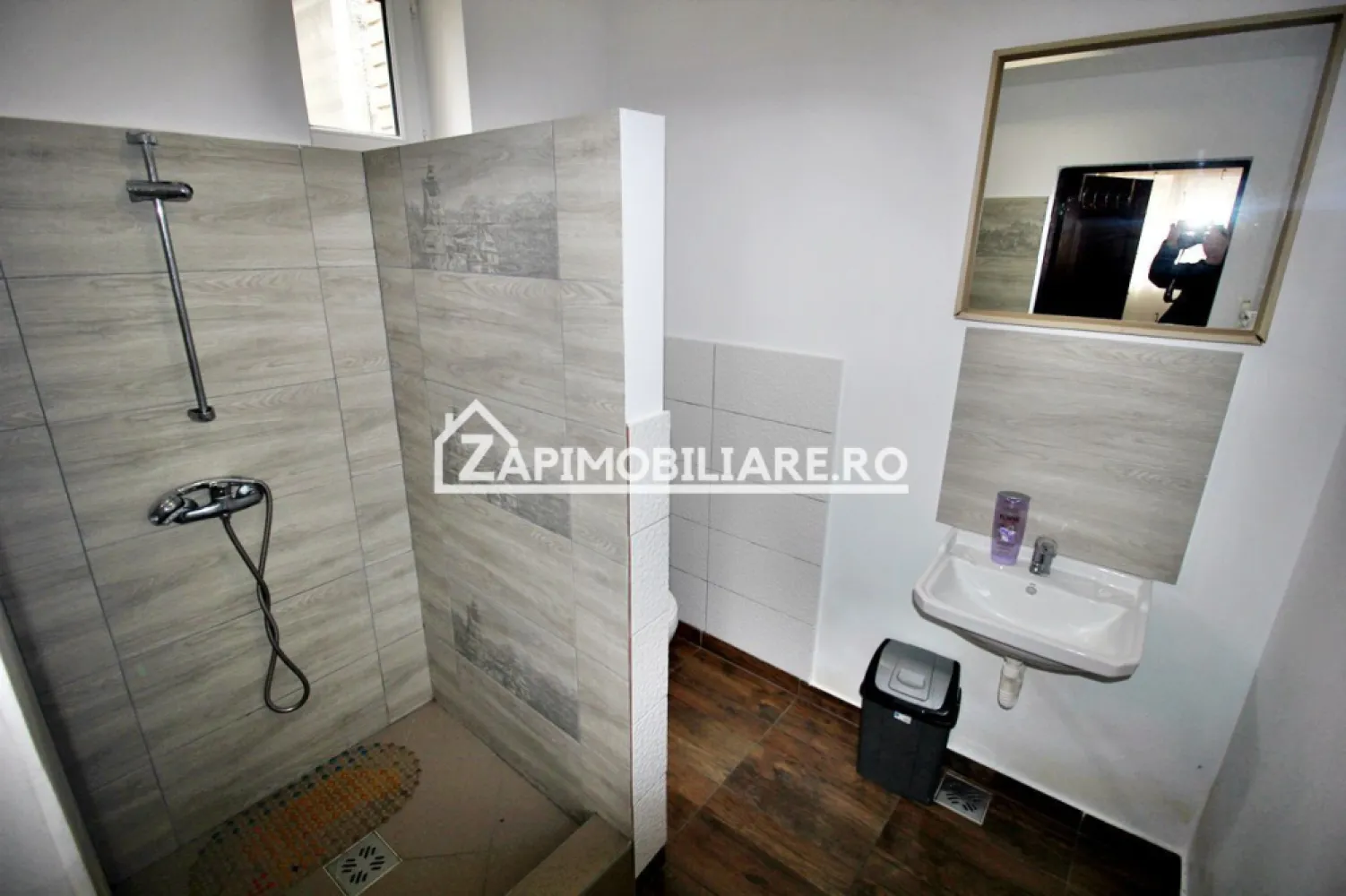 2 apartamente cu 1 cameră ,90 mp,semicentral,zona Nova Vita - Contact 0774048706 Bogdan 
De vânzare 2 apartamente cu 1 cameră,1 baie, 1 bucătărie , situat în zona semicentral , strada, bodor Peter zona Nova Vita suprafață utilă de 75 mp, suprafata construită 90 mp situat la parter oferit de Zap Imobiliare 
Detalii: 
- fiecare apartament are 1 dormitor, 1 bucătărie, 1 baie, 1 hol
- centrală termică, calorifere, geamuri termopan, ușă metalică.
- masina de spalat rufe, frigider, plită electrică

Proprietatea se află într-o zonă cu un confort deosebit, datorită amplasării în imediata apropiere a tot ceea ce înseamnă viață modernă, și anume: mijloace de transport în comun, magazine, unități de învățământ de toate gradele, piață, parc, bănci, farmacii, s.a.
Locuința se vinde partial mobilată și partial utilată la prețul de 110.000 euro Euro negociabil. Comisionul este ZERO!
Contact 0774048706 Bogdan

Dacă vă place această ofertă - sau pentru alte informații sunați la numărul de contact din anunț! 
Compania Zap Imobiliare vă pune la dispoziție toate informațiile, actele și documentele necesare alături de asistență și consiliere permanentă până la finalizarea achiziției imobiliare. Ne dorim să îți oferim cea mai plăcută experiență, îndeplinim vise cu pereți!