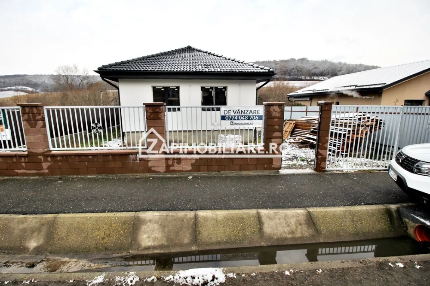 Casa 3 camere, 85mp, 430mp teren, garg,pavaj,0% comision - Contact 0774048706 Bogdan
De vânzare casă pe 1 nivel, singur în curte, 3 camere situată în cartierul Unirii, strada Remetea, suprafața utilă de 65 mp. suprafata construită 85 mp, amplasată pe un teren cu suprafața de 430 mp, 
Compartimentare:
- 1 living, 1 bucătărie, 1 baie 2 dormitoare, 1 baie, 1 1 terasă
Detalii:
- centrală termică, calorifere, geamuri termopan, 
- fundația casei are o adâncime de 1 m, pereții sunt din cărămidă, acoperișul de țiglă, izolată cu polistiren de 10 cm.
- pod mansardabil, 
- anul construcției 2023
- gardul si pavajul incluse in pret
Utilitați:
- curent, apă, gaz, canalizare

Casa se vinde semifinisată la prețul de 129.000 Euro negociabil. Comision ZERO!
Contact 0774048706 Bogdan
Daca vă place această ofertă sau pentru alte informații sunați la numărul de contact din anunț! 
Compania Zap Imobiliare vă pune la dispoziție toate actele și documentele necesare alături de asistență și consiliere permanentă până la finalizarea achiziției imobiliare. 
Ne dorim să îți oferim cea mai plăcută experiență, îndeplinim vise cu pereți!