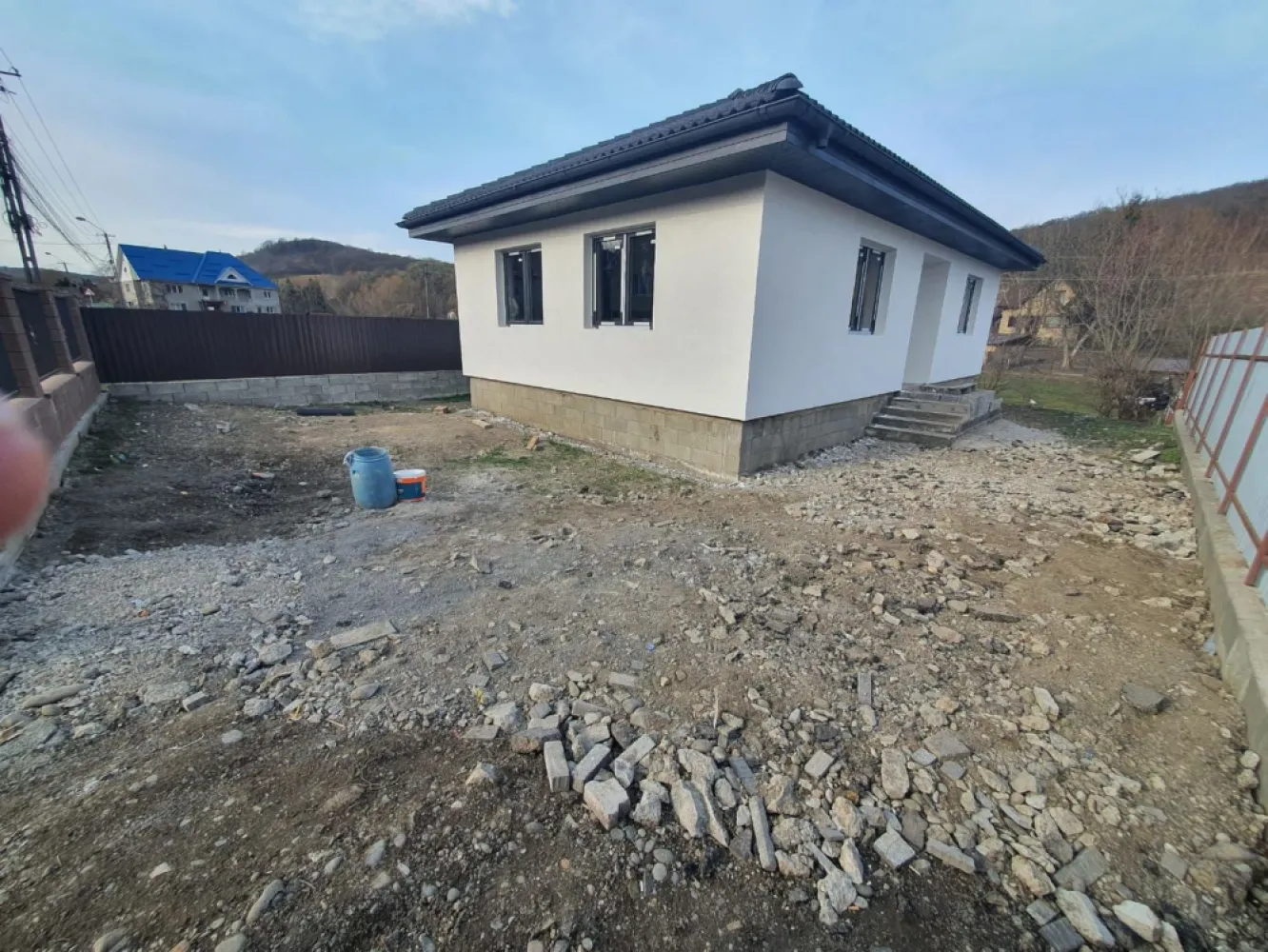 Casa 3 camere, 85mp, 430mp teren, garg,pavaj,0% comision - Contact 0774048706 Bogdan
De vânzare casă pe 1 nivel, singur în curte, 3 camere situată în cartierul Unirii, strada Remetea, suprafața utilă de 65 mp. suprafata construită 85 mp, amplasată pe un teren cu suprafața de 430 mp, 
Compartimentare:
- 1 living, 1 bucătărie, 1 baie 2 dormitoare, 1 baie, 1 1 terasă
Detalii:
- centrală termică, calorifere, geamuri termopan, 
- fundația casei are o adâncime de 1 m, pereții sunt din cărămidă, acoperișul de țiglă, izolată cu polistiren de 10 cm.
- pod mansardabil, 
- anul construcției 2023
- gardul si pavajul incluse in pret
Utilitați:
- curent, apă, gaz, canalizare

Casa se vinde semifinisată la prețul de 129.000 Euro negociabil. Comision ZERO!
Contact 0774048706 Bogdan
Daca vă place această ofertă sau pentru alte informații sunați la numărul de contact din anunț! 
Compania Zap Imobiliare vă pune la dispoziție toate actele și documentele necesare alături de asistență și consiliere permanentă până la finalizarea achiziției imobiliare. 
Ne dorim să îți oferim cea mai plăcută experiență, îndeplinim vise cu pereți!