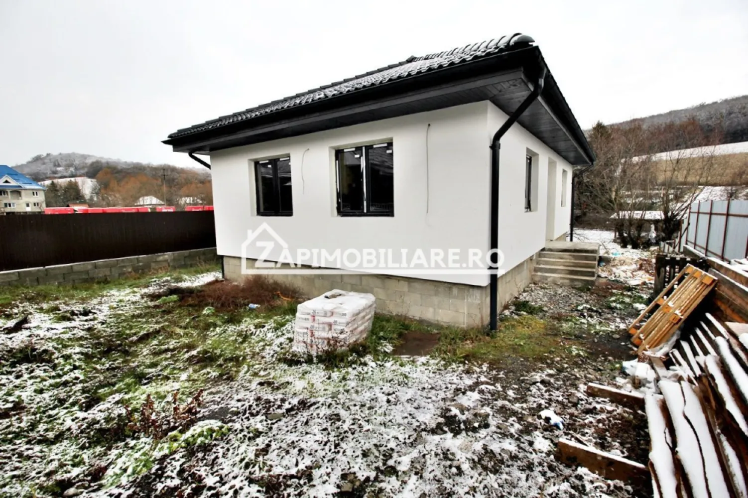 Casa 3 camere, 85mp, 430mp teren, garg,pavaj,0% comision - Contact 0774048706 Bogdan
De vânzare casă pe 1 nivel, singur în curte, 3 camere situată în cartierul Unirii, strada Remetea, suprafața utilă de 65 mp. suprafata construită 85 mp, amplasată pe un teren cu suprafața de 430 mp, 
Compartimentare:
- 1 living, 1 bucătărie, 1 baie 2 dormitoare, 1 baie, 1 1 terasă
Detalii:
- centrală termică, calorifere, geamuri termopan, 
- fundația casei are o adâncime de 1 m, pereții sunt din cărămidă, acoperișul de țiglă, izolată cu polistiren de 10 cm.
- pod mansardabil, 
- anul construcției 2023
- gardul si pavajul incluse in pret
Utilitați:
- curent, apă, gaz, canalizare

Casa se vinde semifinisată la prețul de 129.000 Euro negociabil. Comision ZERO!
Contact 0774048706 Bogdan
Daca vă place această ofertă sau pentru alte informații sunați la numărul de contact din anunț! 
Compania Zap Imobiliare vă pune la dispoziție toate actele și documentele necesare alături de asistență și consiliere permanentă până la finalizarea achiziției imobiliare. 
Ne dorim să îți oferim cea mai plăcută experiență, îndeplinim vise cu pereți!