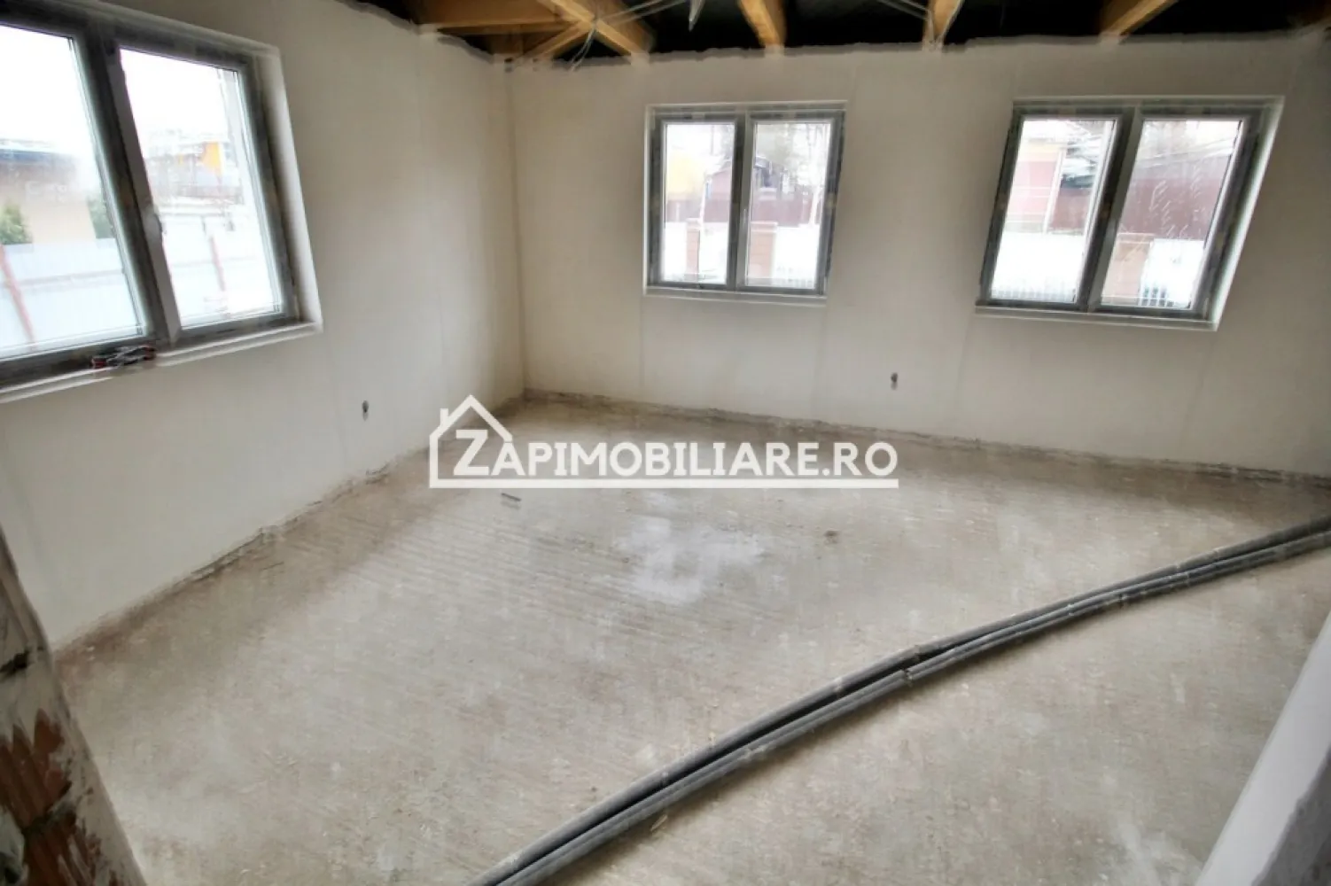 Casa 3 camere, 85mp, 430mp teren, garg,pavaj,0% comision - Contact 0774048706 Bogdan
De vânzare casă pe 1 nivel, singur în curte, 3 camere situată în cartierul Unirii, strada Remetea, suprafața utilă de 65 mp. suprafata construită 85 mp, amplasată pe un teren cu suprafața de 430 mp, 
Compartimentare:
- 1 living, 1 bucătărie, 1 baie 2 dormitoare, 1 baie, 1 1 terasă
Detalii:
- centrală termică, calorifere, geamuri termopan, 
- fundația casei are o adâncime de 1 m, pereții sunt din cărămidă, acoperișul de țiglă, izolată cu polistiren de 10 cm.
- pod mansardabil, 
- anul construcției 2023
- gardul si pavajul incluse in pret
Utilitați:
- curent, apă, gaz, canalizare

Casa se vinde semifinisată la prețul de 129.000 Euro negociabil. Comision ZERO!
Contact 0774048706 Bogdan
Daca vă place această ofertă sau pentru alte informații sunați la numărul de contact din anunț! 
Compania Zap Imobiliare vă pune la dispoziție toate actele și documentele necesare alături de asistență și consiliere permanentă până la finalizarea achiziției imobiliare. 
Ne dorim să îți oferim cea mai plăcută experiență, îndeplinim vise cu pereți!