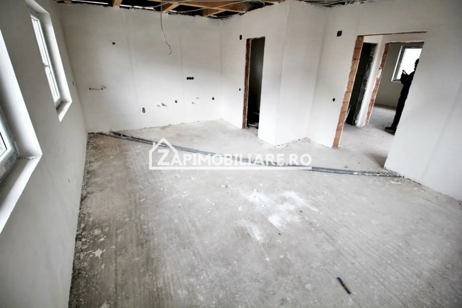 Casa 3 camere, 85mp, 430mp teren, garg,pavaj,0% comision - Contact 0774048706 Bogdan
De vânzare casă pe 1 nivel, singur în curte, 3 camere situată în cartierul Unirii, strada Remetea, suprafața utilă de 65 mp. suprafata construită 85 mp, amplasată pe un teren cu suprafața de 430 mp, 
Compartimentare:
- 1 living, 1 bucătărie, 1 baie 2 dormitoare, 1 baie, 1 1 terasă
Detalii:
- centrală termică, calorifere, geamuri termopan, 
- fundația casei are o adâncime de 1 m, pereții sunt din cărămidă, acoperișul de țiglă, izolată cu polistiren de 10 cm.
- pod mansardabil, 
- anul construcției 2023
- gardul si pavajul incluse in pret
Utilitați:
- curent, apă, gaz, canalizare

Casa se vinde semifinisată la prețul de 129.000 Euro negociabil. Comision ZERO!
Contact 0774048706 Bogdan
Daca vă place această ofertă sau pentru alte informații sunați la numărul de contact din anunț! 
Compania Zap Imobiliare vă pune la dispoziție toate actele și documentele necesare alături de asistență și consiliere permanentă până la finalizarea achiziției imobiliare. 
Ne dorim să îți oferim cea mai plăcută experiență, îndeplinim vise cu pereți!