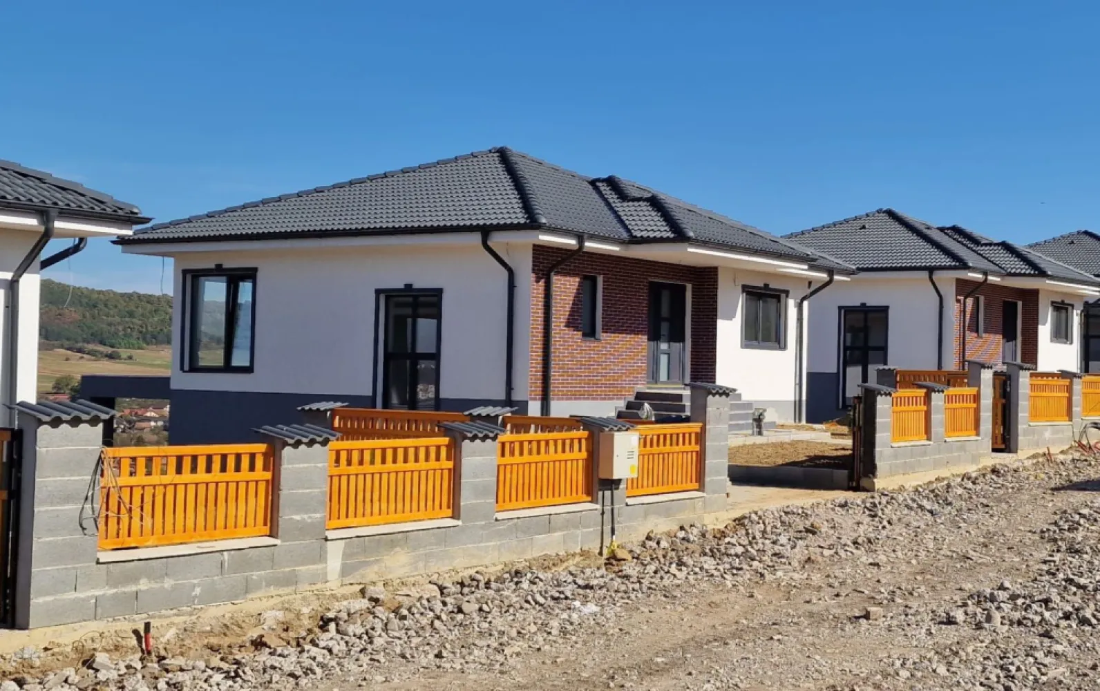 Casa 4 camere,120mp,504mp și 900 mp teren, 0%comision - Contact 0774048706 Bogdan
De vânzare casă, singur în curte, 4 camere situată în cartierul Panorama Corunca suprafața utilă de 120 mp amplasată pe un teren cu suprafața de 504 mp, 
Compartimentare:
- la demisol: 2 dormitoare, 1 camară, 1 baie, 1 hol, 1 ct, 1 dressing , 1 terasă acoperită de 25 mp
- la parter: 1 dormitor, 1 baie, 1 living, 1 hol,1 terasă de 25 mp

Detalii:
- centrală termică, incălzire in pardoseală cu dublu circuit, geamuri tripan cu protectie uv
- fundația casei are o adâncime de 1,5 m din beton monolit si drenaj jur inprejur, pereții sunt din cărămidă leier, acoperișul de țiglă bramac, decorativă siliconată, izolată cu polistiren de 10 cm. curte pavată, gard din lemn, poartă mare culisantă si poartă mica incluse in pret
- anul construcției 2024
Utilitați:
- curent, apă, gaz, canalizare.

Casa se vinde la semifinisată cu gard si pavaj la prețul de 245.000 Euro negociabil. Comision ZER
Contact 0774048706 Bogdan
Daca vă place această ofertă sau pentru alte informații sunați la numărul de contact din anunț! 
Compania Zap Imobiliare vă pune la dispoziție toate actele și documentele necesare alături de asistență și consiliere permanentă până la finalizarea achiziției imobiliare. 
Ne dorim să îți oferim cea mai plăcută experiență, îndeplinim vise cu pereți!