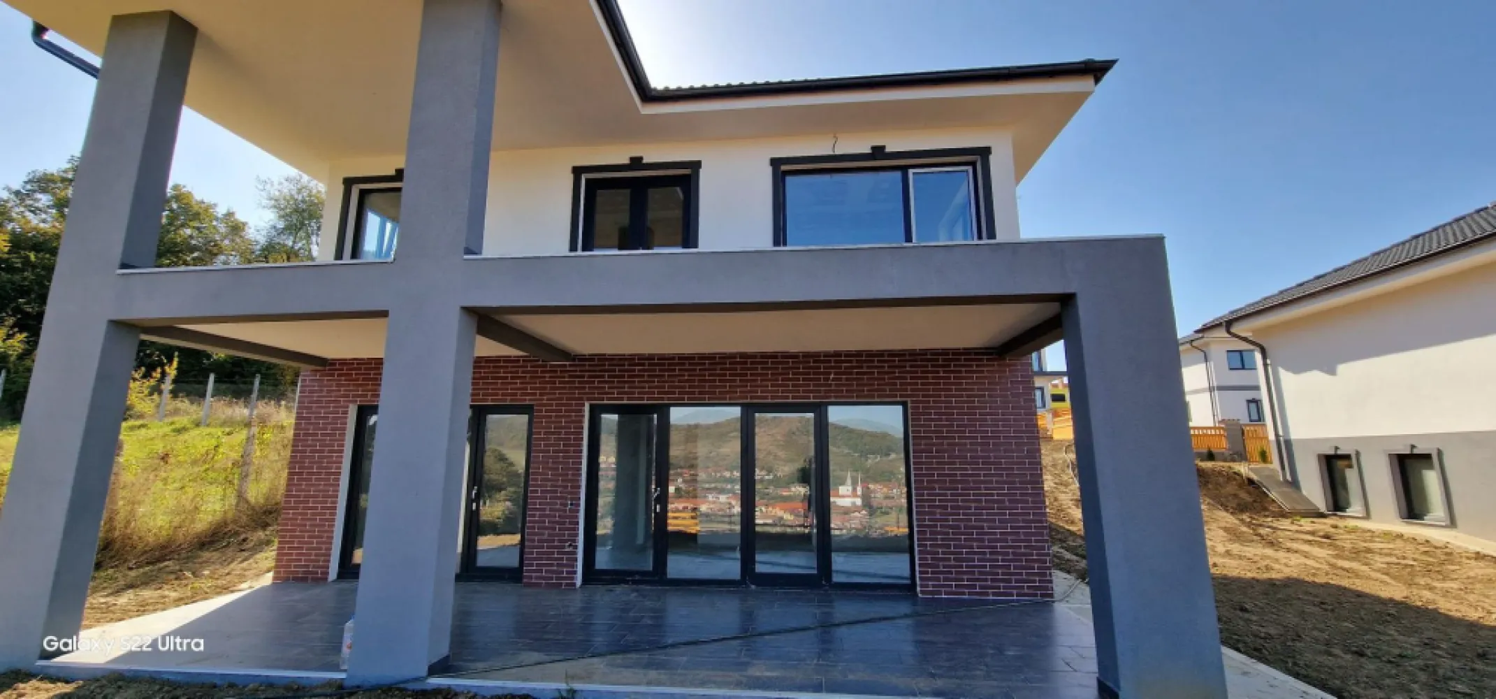 Casa 4 camere,120mp,504mp și 900 mp teren, 0%comision - Contact 0774048706 Bogdan
De vânzare casă, singur în curte, 4 camere situată în cartierul Panorama Corunca suprafața utilă de 120 mp amplasată pe un teren cu suprafața de 504 mp, 
Compartimentare:
- la demisol: 2 dormitoare, 1 camară, 1 baie, 1 hol, 1 ct, 1 dressing , 1 terasă acoperită de 25 mp
- la parter: 1 dormitor, 1 baie, 1 living, 1 hol,1 terasă de 25 mp

Detalii:
- centrală termică, incălzire in pardoseală cu dublu circuit, geamuri tripan cu protectie uv
- fundația casei are o adâncime de 1,5 m din beton monolit si drenaj jur inprejur, pereții sunt din cărămidă leier, acoperișul de țiglă bramac, decorativă siliconată, izolată cu polistiren de 10 cm. curte pavată, gard din lemn, poartă mare culisantă si poartă mica incluse in pret
- anul construcției 2024
Utilitați:
- curent, apă, gaz, canalizare.

Casa se vinde la semifinisată cu gard si pavaj la prețul de 245.000 Euro negociabil. Comision ZER
Contact 0774048706 Bogdan
Daca vă place această ofertă sau pentru alte informații sunați la numărul de contact din anunț! 
Compania Zap Imobiliare vă pune la dispoziție toate actele și documentele necesare alături de asistență și consiliere permanentă până la finalizarea achiziției imobiliare. 
Ne dorim să îți oferim cea mai plăcută experiență, îndeplinim vise cu pereți!
