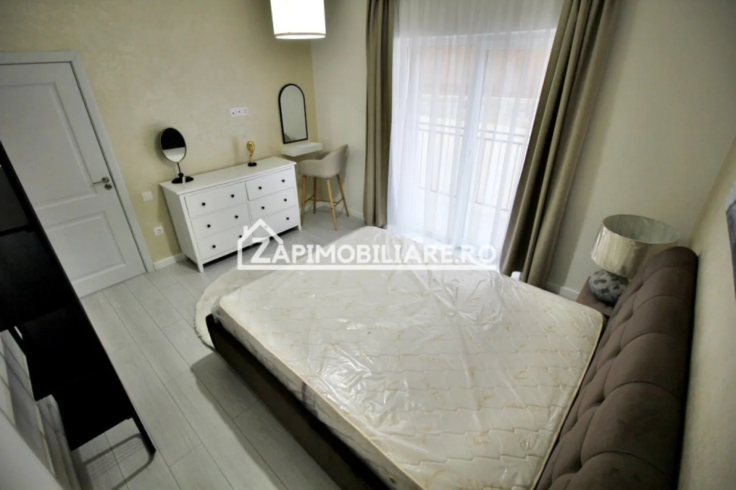 Apartament 3 camere, la cheie mobilat ,2 balcoane,2 parcări - Contact 0774048706 Bogdan
De vânzare apartament 3 camere decomandat confort 1, situat în cartierul Panoramic, strada Remetea suprafață utilă de 60 mp, situat la parter din 2 oferit de Zap Imobiliare 
Detalii: 
- 1 living, 2 dormitoare, 1 bucătărie, 1 baie, 2 balcoane, 1 hol, 1dresing, 2 parcări private
- centrală termică, incălzire in pardoseală, geamuri tripan, ușă metalică, izolat cu polistiren Caparol dalmatin
- masina de spalat rufe, frigider,aragaz, masină de spălat vase

Locuința se vinde cu 2 locuri de parcare, mobilată și utilată la prețul de 135.000 Euro negociabil. Comisionul este ZERO!
Contact 0774048706 Bogdan

Dacă vă place această ofertă - sau pentru alte informații sunați la numărul de contact din anunț! 
Compania Zap Imobiliare vă pune la dispoziție toate informațiile, actele și documentele necesare alături de asistență și consiliere permanentă până la finalizarea achiziției imobiliare. Ne dorim să îți oferim cea mai plăcută experiență, îndeplinim vise cu pereți!