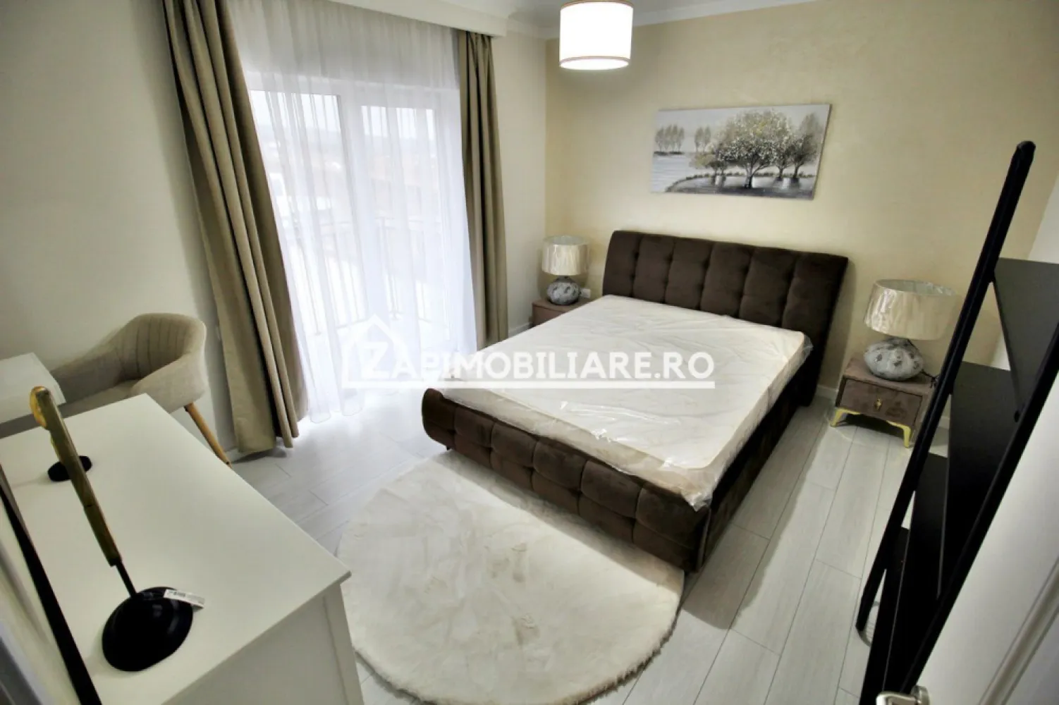 Apartament 3 camere, la cheie mobilat ,2 balcoane,2 parcări - Contact 0774048706 Bogdan
De vânzare apartament 3 camere decomandat confort 1, situat în cartierul Panoramic, strada Remetea suprafață utilă de 60 mp, situat la parter din 2 oferit de Zap Imobiliare 
Detalii: 
- 1 living, 2 dormitoare, 1 bucătărie, 1 baie, 2 balcoane, 1 hol, 1dresing, 2 parcări private
- centrală termică, incălzire in pardoseală, geamuri tripan, ușă metalică, izolat cu polistiren Caparol dalmatin
- masina de spalat rufe, frigider,aragaz, masină de spălat vase

Locuința se vinde cu 2 locuri de parcare, mobilată și utilată la prețul de 135.000 Euro negociabil. Comisionul este ZERO!
Contact 0774048706 Bogdan

Dacă vă place această ofertă - sau pentru alte informații sunați la numărul de contact din anunț! 
Compania Zap Imobiliare vă pune la dispoziție toate informațiile, actele și documentele necesare alături de asistență și consiliere permanentă până la finalizarea achiziției imobiliare. Ne dorim să îți oferim cea mai plăcută experiență, îndeplinim vise cu pereți!