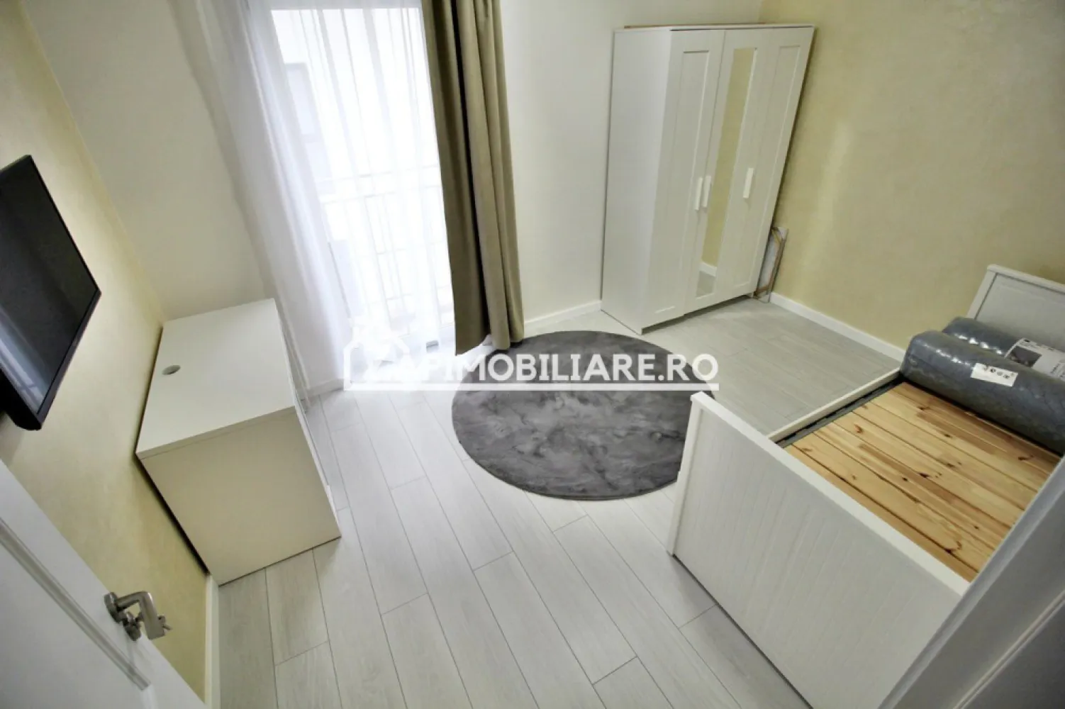 Apartament 3 camere, la cheie mobilat ,2 balcoane,2 parcări - Contact 0774048706 Bogdan
De vânzare apartament 3 camere decomandat confort 1, situat în cartierul Panoramic, strada Remetea suprafață utilă de 60 mp, situat la parter din 2 oferit de Zap Imobiliare 
Detalii: 
- 1 living, 2 dormitoare, 1 bucătărie, 1 baie, 2 balcoane, 1 hol, 1dresing, 2 parcări private
- centrală termică, incălzire in pardoseală, geamuri tripan, ușă metalică, izolat cu polistiren Caparol dalmatin
- masina de spalat rufe, frigider,aragaz, masină de spălat vase

Locuința se vinde cu 2 locuri de parcare, mobilată și utilată la prețul de 135.000 Euro negociabil. Comisionul este ZERO!
Contact 0774048706 Bogdan

Dacă vă place această ofertă - sau pentru alte informații sunați la numărul de contact din anunț! 
Compania Zap Imobiliare vă pune la dispoziție toate informațiile, actele și documentele necesare alături de asistență și consiliere permanentă până la finalizarea achiziției imobiliare. Ne dorim să îți oferim cea mai plăcută experiență, îndeplinim vise cu pereți!