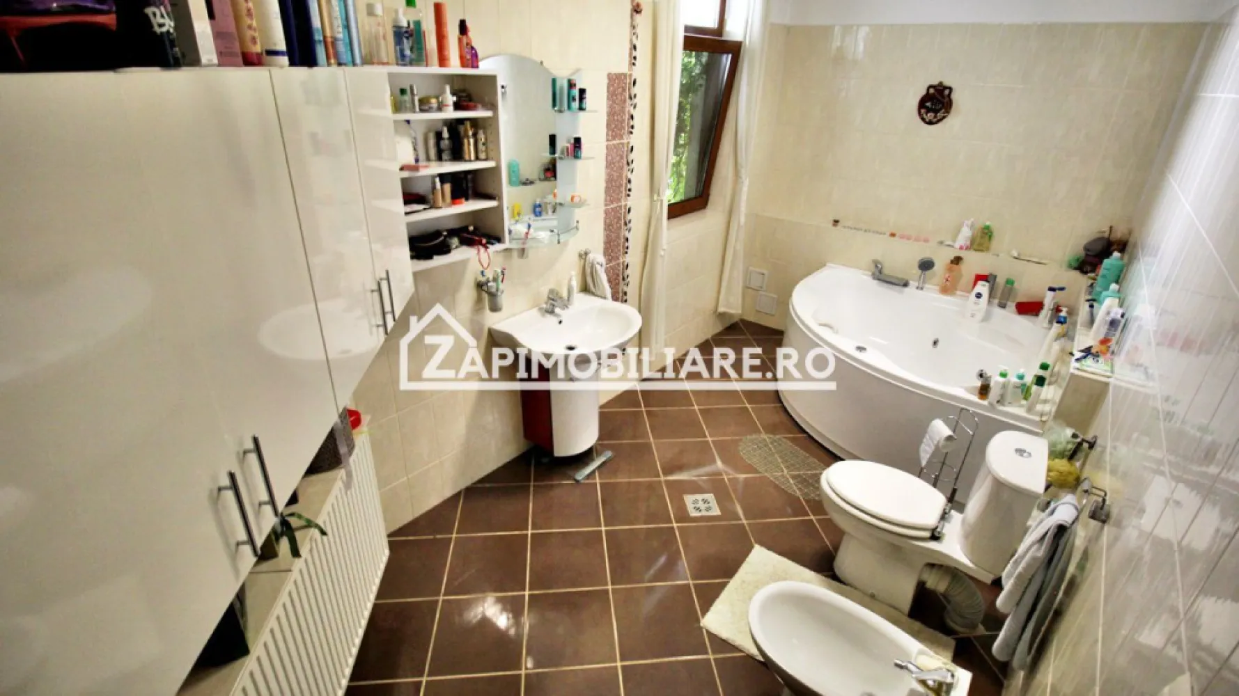 Casa 3 camere 174mp,1.522 mp.teren,garaj,livadă 0% comision - Contact 0774048706 Bogdan
De vânzare casă, singur în curte 3 camere cu posibilitate de mansardare situată în cartierul Unirii, str. Podeni suprafața utilă de 174 mp , suprafata construită 254 mp amplasată pe un teren cu suprafața de 1.522 mp, cu o deschidere la drum de 20 ml.
Compartimentare:
- la parter: 1 living, 1 bucătărie, 2 băi, 1 hol , 2 dormitoare, 1 terasă , 1 garaj dublu
- la etaj: proiect 2 dormitoare, 2 băi

Detalii:
- centrală termică, calorifere, geamuri termopan,.
- fundația casei are o adâncime de 1 m, pereții sunt din cărămidă, izolată cu polistiren de 10 cm.
- pod mansardabil, 
- anul construcției 2010
- curte amenajată cu gazon ,irigatie, livadă, 
- usa garaj si poarta automatizată
- sistem de supraveghere si alarmă
 - se acceptă schimb 
Utilitați:
- curent, apă, gaz, canalizare
Casa se vinde la cheie mobilată și utilată la prețul de 370.000 Euro negociabil. Comision ZERO!
Contact 0774048706 Bogdan
Daca vă place această ofertă sau pentru alte informații sunați la numărul de contact din anunț! 
Compania Zap Imobiliare vă pune la dispoziție toate actele și documentele necesare alături de asistență și consiliere permanentă până la finalizarea achiziției imobiliare. 
Ne dorim să îți oferim cea mai plăcută experiență, îndeplinim vise cu pereți!