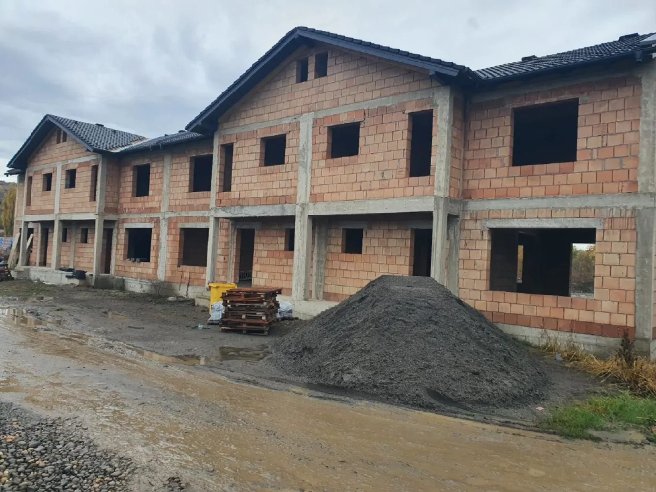 Casa 4 camere, zona Spitalul nou de Oncologie 0% comision - Contact 0774048706 Bogdan
De vânzare casă tip Duplex cu pereti dublii, singur în curte 4 camere, 2 băi, situată aproape de Spitalul nou de Oncologie, suprafața utilă de 116 mp. amplasată pe un teren cu suprafața de 250 mp,
Compartimentare:
- la parter: 1 living, 1 bucătărie, 1 baie, 1 hol, 2 terase acoperite
- la etaj: 3 dormitoare, 2 băi

Detalii:
- centrală termică,incălzire in pardoseală, geamuri tripan
- fundația casei are o adâncime de 1 m, pereții sunt din cărămidă, acoperișul de țiglă, izolată cu polistiren de 10 cm.
- anul construcției 2023

Utilitați:
- curent, apă, gaz, canalizare

Casa se vinde semifinisată la prețul de 142.000 plus tva Comision ZERO!
Contact 0774048706 Bogdan
Daca vă place această ofertă sau pentru alte informații sunați la numărul de contact din anunț! 
Compania Zap Imobiliare vă pune la dispoziție toate actele și documentele necesare alături de asistență și consiliere permanentă până la finalizarea achiziției imobiliare. 
Ne dorim să îți oferim cea mai plăcută experiență, îndeplinim vise cu pereți!