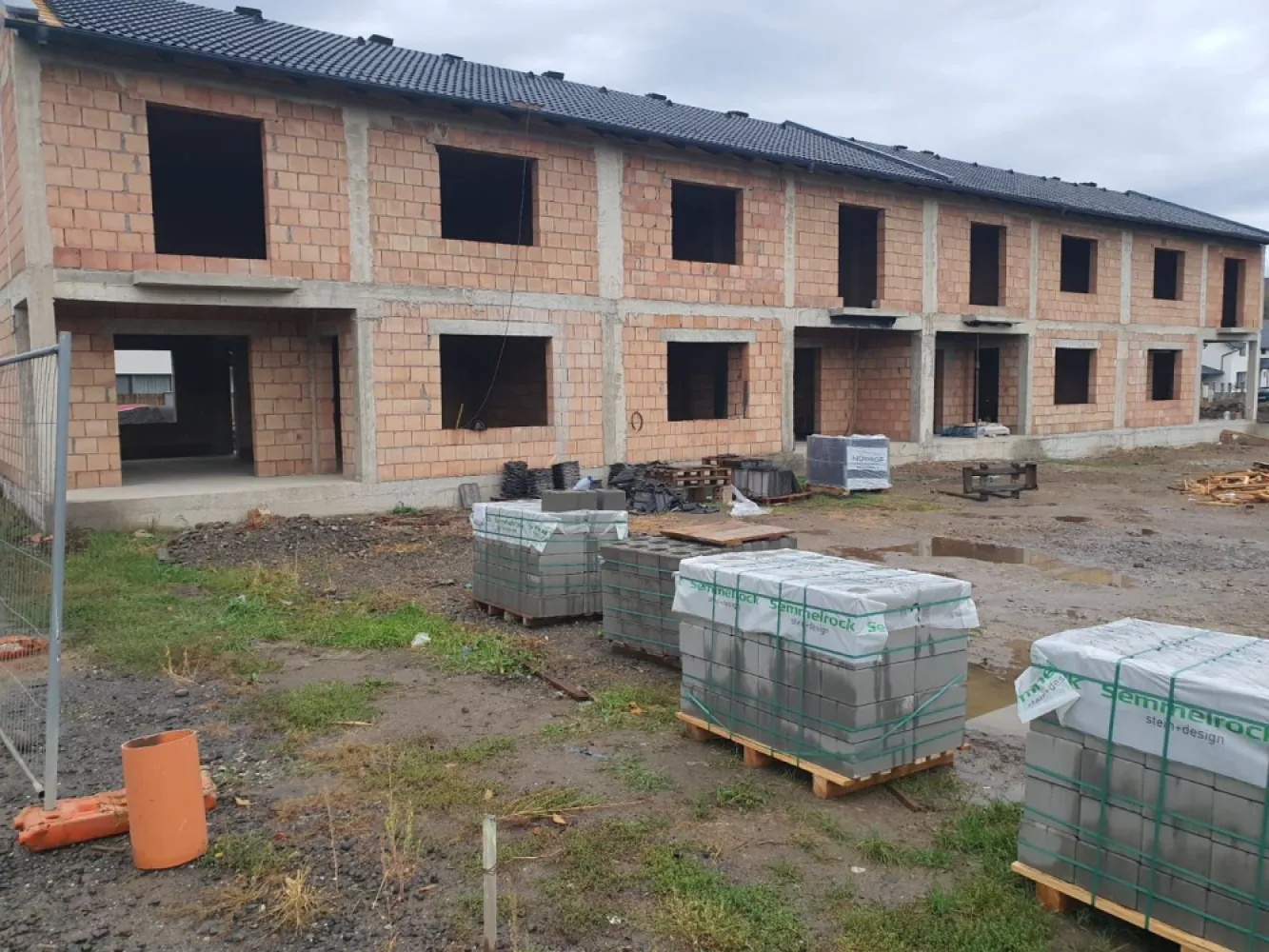 Casa 4 camere, zona Spitalul nou de Oncologie 0% comision - Contact 0774048706 Bogdan
De vânzare casă tip Duplex cu pereti dublii, singur în curte 4 camere, 2 băi, situată aproape de Spitalul nou de Oncologie, suprafața utilă de 116 mp. amplasată pe un teren cu suprafața de 250 mp,
Compartimentare:
- la parter: 1 living, 1 bucătărie, 1 baie, 1 hol, 2 terase acoperite
- la etaj: 3 dormitoare, 2 băi

Detalii:
- centrală termică,incălzire in pardoseală, geamuri tripan
- fundația casei are o adâncime de 1 m, pereții sunt din cărămidă, acoperișul de țiglă, izolată cu polistiren de 10 cm.
- anul construcției 2023

Utilitați:
- curent, apă, gaz, canalizare

Casa se vinde semifinisată la prețul de 142.000 plus tva Comision ZERO!
Contact 0774048706 Bogdan
Daca vă place această ofertă sau pentru alte informații sunați la numărul de contact din anunț! 
Compania Zap Imobiliare vă pune la dispoziție toate actele și documentele necesare alături de asistență și consiliere permanentă până la finalizarea achiziției imobiliare. 
Ne dorim să îți oferim cea mai plăcută experiență, îndeplinim vise cu pereți!