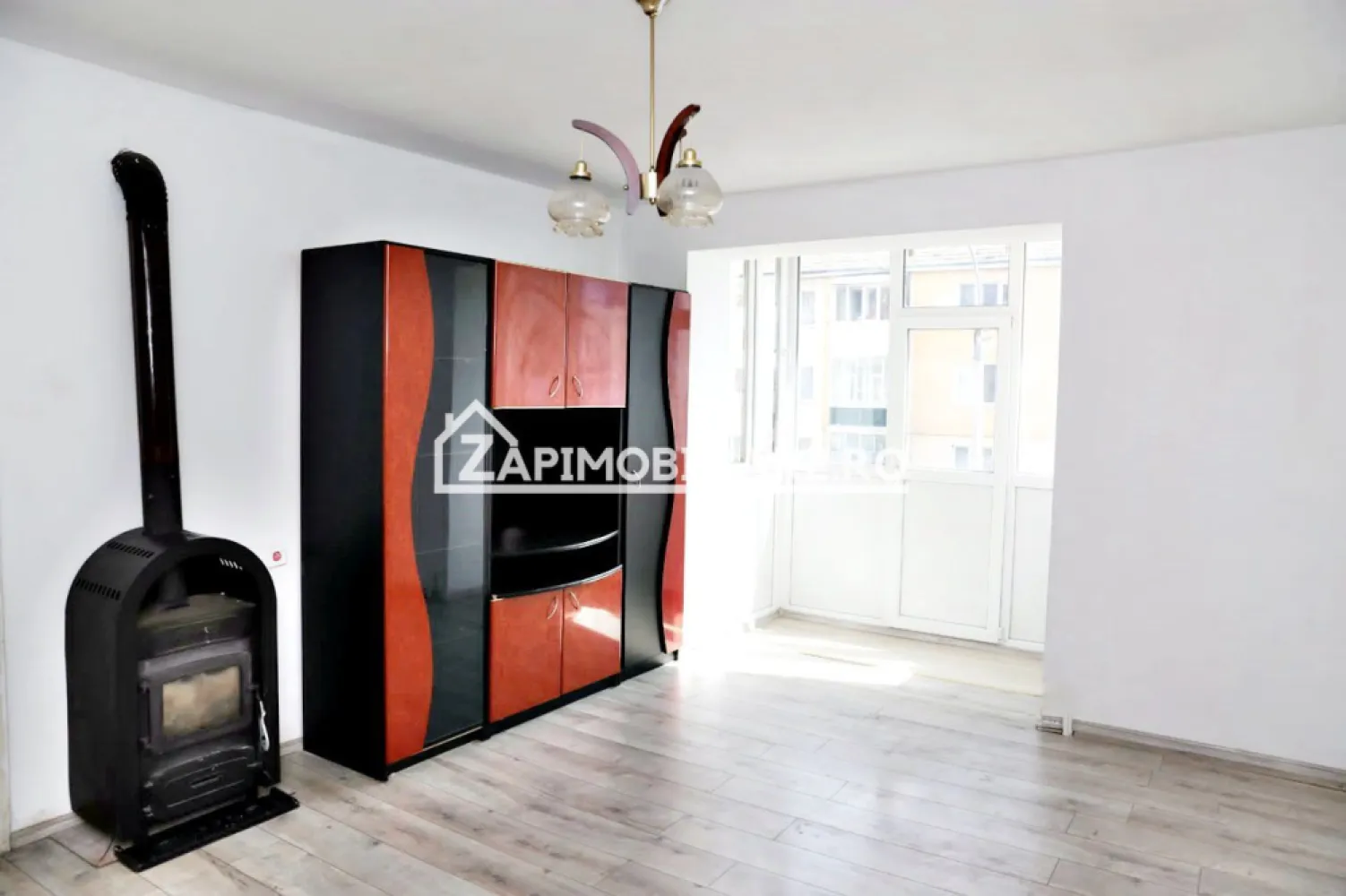 Apartament 2 camere, 55 mp, Toplita - Contact 0774048706 Bogdan
De vânzare apartament 2 camere decomandat confort 1 , situat în Toplita strada Cerbului, suprafață utilă de 55 mp, situat la etajul 2 din 4 oferit de Zap Imobiliare 
Detalii: 
- 1 living, 1 dormitor, 1 bucătărie, 1 baie, 1 balcon închis, 1 hol
- geamuri tripan, ușă metalică..
- incălzire pe lemne
Proprietatea se află într-o zonă cu un confort deosebit, datorită amplasării în imediata apropiere a tot ceea ce înseamnă viață modernă, și anume: mijloace de transport în comun, magazine, unități de învățământ de toate gradele, piață, parc, bănci, farmacii, s.a.
Locuința se vinde partial mobilată și partial utilată la prețul de 47.000 Euro negociabil. Comisionul este ZERO!
Contact 0774048706 Bogdan
Posibilitate și în rate cu un avans minim de 35.000 euro
Dacă vă place această ofertă - sau pentru alte informații sunați la numărul de contact din anunț! 
Compania Zap Imobiliare vă pune la dispoziție toate informațiile, actele și documentele necesare alături de asistență și consiliere permanentă până la finalizarea achiziției imobiliare. Ne dorim să îți oferim cea mai plăcută experiență, îndeplinim vise cu pereți!