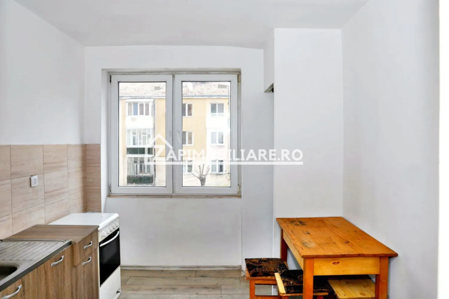 Apartament 2 camere, 55 mp, Toplita - Contact 0774048706 Bogdan
De vânzare apartament 2 camere decomandat confort 1 , situat în Toplita strada Cerbului, suprafață utilă de 55 mp, situat la etajul 2 din 4 oferit de Zap Imobiliare 
Detalii: 
- 1 living, 1 dormitor, 1 bucătărie, 1 baie, 1 balcon închis, 1 hol
- geamuri tripan, ușă metalică..
- incălzire pe lemne
Proprietatea se află într-o zonă cu un confort deosebit, datorită amplasării în imediata apropiere a tot ceea ce înseamnă viață modernă, și anume: mijloace de transport în comun, magazine, unități de învățământ de toate gradele, piață, parc, bănci, farmacii, s.a.
Locuința se vinde partial mobilată și partial utilată la prețul de 47.000 Euro negociabil. Comisionul este ZERO!
Contact 0774048706 Bogdan
Posibilitate și în rate cu un avans minim de 35.000 euro
Dacă vă place această ofertă - sau pentru alte informații sunați la numărul de contact din anunț! 
Compania Zap Imobiliare vă pune la dispoziție toate informațiile, actele și documentele necesare alături de asistență și consiliere permanentă până la finalizarea achiziției imobiliare. Ne dorim să îți oferim cea mai plăcută experiență, îndeplinim vise cu pereți!