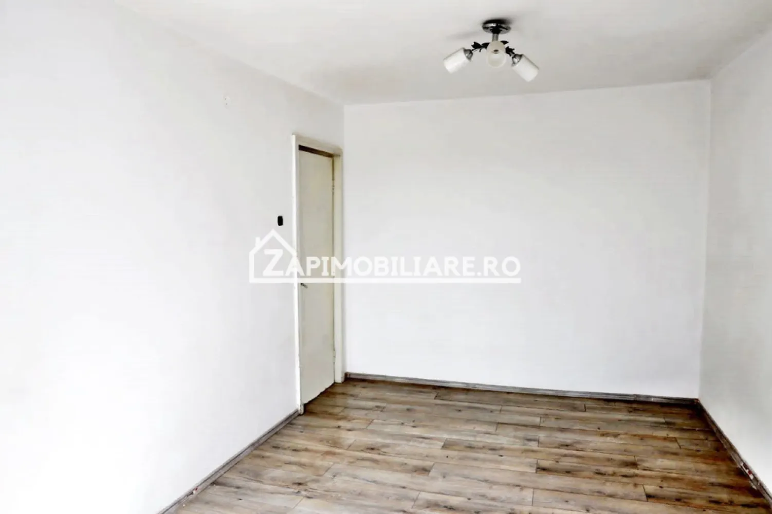 Apartament 2 camere, 55 mp, Toplita - Contact 0774048706 Bogdan
De vânzare apartament 2 camere decomandat confort 1 , situat în Toplita strada Cerbului, suprafață utilă de 55 mp, situat la etajul 2 din 4 oferit de Zap Imobiliare 
Detalii: 
- 1 living, 1 dormitor, 1 bucătărie, 1 baie, 1 balcon închis, 1 hol
- geamuri tripan, ușă metalică..
- incălzire pe lemne
Proprietatea se află într-o zonă cu un confort deosebit, datorită amplasării în imediata apropiere a tot ceea ce înseamnă viață modernă, și anume: mijloace de transport în comun, magazine, unități de învățământ de toate gradele, piață, parc, bănci, farmacii, s.a.
Locuința se vinde partial mobilată și partial utilată la prețul de 47.000 Euro negociabil. Comisionul este ZERO!
Contact 0774048706 Bogdan
Posibilitate și în rate cu un avans minim de 35.000 euro
Dacă vă place această ofertă - sau pentru alte informații sunați la numărul de contact din anunț! 
Compania Zap Imobiliare vă pune la dispoziție toate informațiile, actele și documentele necesare alături de asistență și consiliere permanentă până la finalizarea achiziției imobiliare. Ne dorim să îți oferim cea mai plăcută experiență, îndeplinim vise cu pereți!