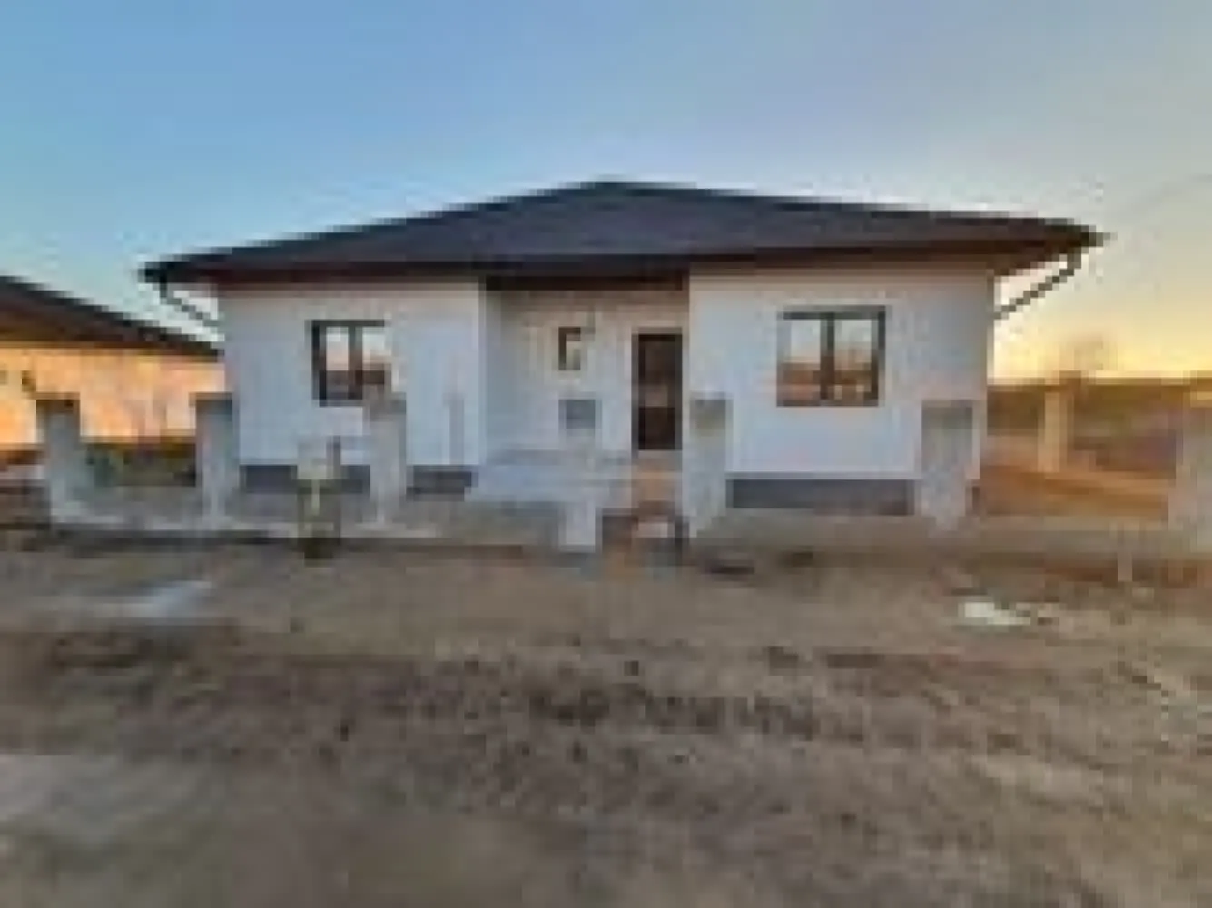 Casa 4 cam.2 băi,1 pivniță 1 dressing,500mp.teren,gard,pavaj - Bogdan 0774048706
De vânzare casă pe 1 nivel situata în Ungheni, într-o zonă liniștită, pe un teren drept. Fiecare locuință este construită în anul 2025 ocupă o suprafață utilă de 110 mp utili, 150 mp construiți și dispune de un teren de 500 mp. și este împrejmuit de un gard 
Accesul în curte se face printr-o poartă pietonală, 
 iar accesul auto se realizează printr-o poartă culisantă 
Fiecare locuință este compusă din 3 dormitoare, 2 băi, 1 living, 1 bucătărie, 1 terasă acoperită, 1 hol, 1 dressing (de unde se poate urca în pod, unde există posibilitatea amenajării unei alte camere de 35 mp) 
Confortul termic este asigurat de un sistem de încălzire performant, format dintr-o centrală termică cu condensare și incălzire in pardoseală de calitate. Podul este izolat cu vată de 10 cm, iar termo sistemul casei este realizat din polistiren de 10 cm grosime, Fiecare locuință este finisată cu tencuială decorativă, iar ferestrele sunt termopan 
Acoperișul caselor este realizat din țiglă de beton, beneficiind de o garanție de 35 de ani. 
Casa se vinde semifinisat avansat cu terasa acoperita,pivniță, pavaj,gard si porți la prețul de 145.500 Euro TVA de 21% inclus in pret.Comision ZERO 

Contact 0774048706 Bogdan
Daca vă place această ofertă sau pentru alte informații sunați la numărul de contact din anunț! 
Compania Zap Imobiliare vă pune la dispoziție toate actele și documentele necesare alături de asistență și consiliere permanentă până la finalizarea achiziției imobiliare. 
Ne dorim să îți oferim cea mai plăcută experiență, îndeplinim vise cu pereți!