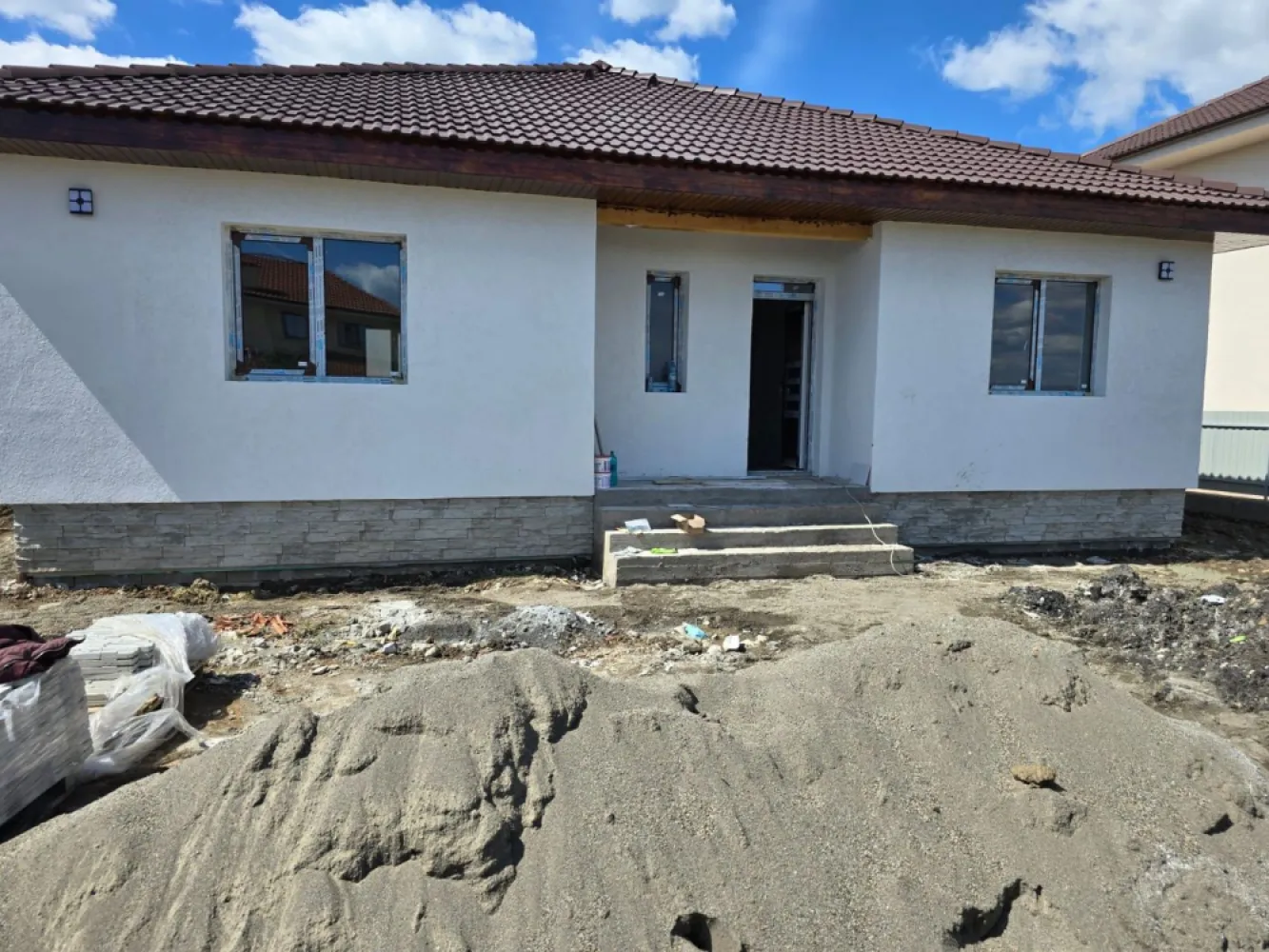 Casa 4 cam.2 băi,1 pivniță 1 dressing,500mp.teren,gard,pavaj - Bogdan 0774048706
De vânzare casă pe 1 nivel situata în Ungheni, într-o zonă liniștită, pe un teren drept. Fiecare locuință este construită în anul 2025 ocupă o suprafață utilă de 110 mp utili, 150 mp construiți și dispune de un teren de 500 mp. și este împrejmuit de un gard 
Accesul în curte se face printr-o poartă pietonală, 
 iar accesul auto se realizează printr-o poartă culisantă 
Fiecare locuință este compusă din 3 dormitoare, 2 băi, 1 living, 1 bucătărie, 1 terasă acoperită, 1 hol, 1 dressing (de unde se poate urca în pod, unde există posibilitatea amenajării unei alte camere de 35 mp) 
Confortul termic este asigurat de un sistem de încălzire performant, format dintr-o centrală termică cu condensare și incălzire in pardoseală de calitate. Podul este izolat cu vată de 10 cm, iar termo sistemul casei este realizat din polistiren de 10 cm grosime, Fiecare locuință este finisată cu tencuială decorativă, iar ferestrele sunt termopan 
Acoperișul caselor este realizat din țiglă de beton, beneficiind de o garanție de 35 de ani. 
Casa se vinde semifinisat avansat cu terasa acoperita,pivniță, pavaj,gard si porți la prețul de 145.500 Euro TVA de 21% inclus in pret.Comision ZERO 

Contact 0774048706 Bogdan
Daca vă place această ofertă sau pentru alte informații sunați la numărul de contact din anunț! 
Compania Zap Imobiliare vă pune la dispoziție toate actele și documentele necesare alături de asistență și consiliere permanentă până la finalizarea achiziției imobiliare. 
Ne dorim să îți oferim cea mai plăcută experiență, îndeplinim vise cu pereți!