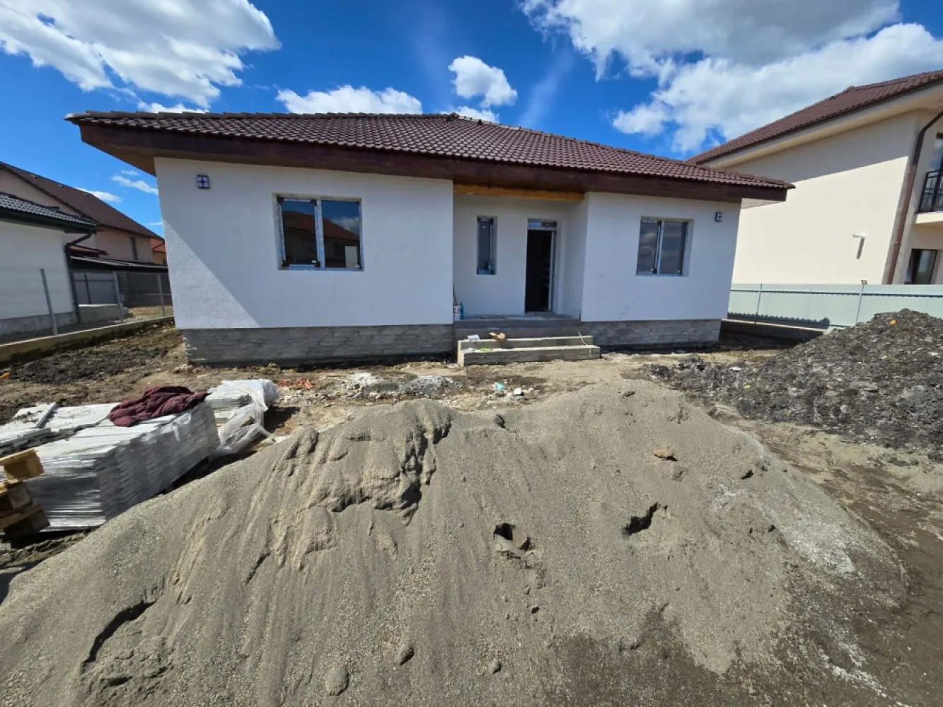 Casa 4 cam.2 băi,1 pivniță 1 dressing,500mp.teren,gard,pavaj - Bogdan 0774048706
De vânzare casă pe 1 nivel situata în Ungheni, într-o zonă liniștită, pe un teren drept. Fiecare locuință este construită în anul 2025 ocupă o suprafață utilă de 110 mp utili, 150 mp construiți și dispune de un teren de 500 mp. și este împrejmuit de un gard 
Accesul în curte se face printr-o poartă pietonală, 
 iar accesul auto se realizează printr-o poartă culisantă 
Fiecare locuință este compusă din 3 dormitoare, 2 băi, 1 living, 1 bucătărie, 1 terasă acoperită, 1 hol, 1 dressing (de unde se poate urca în pod, unde există posibilitatea amenajării unei alte camere de 35 mp) 
Confortul termic este asigurat de un sistem de încălzire performant, format dintr-o centrală termică cu condensare și incălzire in pardoseală de calitate. Podul este izolat cu vată de 10 cm, iar termo sistemul casei este realizat din polistiren de 10 cm grosime, Fiecare locuință este finisată cu tencuială decorativă, iar ferestrele sunt termopan 
Acoperișul caselor este realizat din țiglă de beton, beneficiind de o garanție de 35 de ani. 
Casa se vinde semifinisat avansat cu terasa acoperita,pivniță, pavaj,gard si porți la prețul de 145.500 Euro TVA de 21% inclus in pret.Comision ZERO 

Contact 0774048706 Bogdan
Daca vă place această ofertă sau pentru alte informații sunați la numărul de contact din anunț! 
Compania Zap Imobiliare vă pune la dispoziție toate actele și documentele necesare alături de asistență și consiliere permanentă până la finalizarea achiziției imobiliare. 
Ne dorim să îți oferim cea mai plăcută experiență, îndeplinim vise cu pereți!