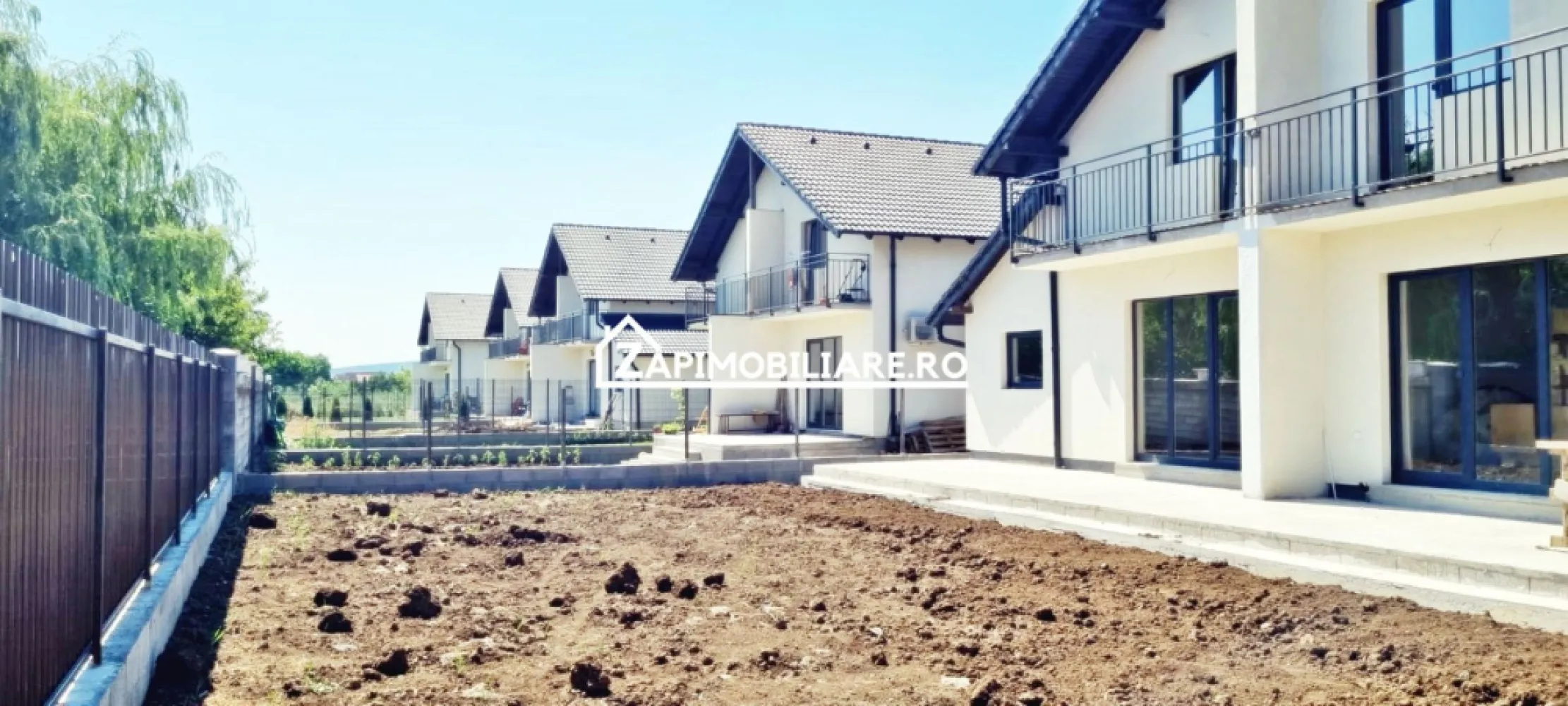 Casa 4 camere - La cheie - ultima disponibila - Mentionati ID-ul proprietatii cand apelati: CP1726425
Contact ⓪⑦②⑥ ②②③ ⑧⑧⑥ Sebastian
De vânzare casă tip duplex, 4 camere situată în Sancraiul de Mures, suprafața utilă de 100 mp amplasată pe un teren cu suprafața de 250 mp teren drept
Compartimentare:
- la parter: 1 living, 1 dormitor, 1 bucătărie, 1 baie, 1 terasa
- la etaj: 2 dormitoare, 1 baie, 1 balcon.

Detalii:
- centrală termică, calorifere, geamuri termopan, ușă PVC ( toate incluse in pret )
- fundația casei are o adâncime de 1 m, pereții sunt din cărămidă, acoperișul de țiglă, izolată cu polistiren de 10 cm.
- pod 
- anul construcției 2025

Utilitați:
- curent, apă, gaz, canalizare 

Casa se vinde semifinisată avansat cu centrala termica si calorifere incluse la prețul de 147000 euro sau 157000 euro finisata la cheie TVA inclus
Contact ⓪⑦②⑥ ②②③ ⑧⑧⑥ Sebastian