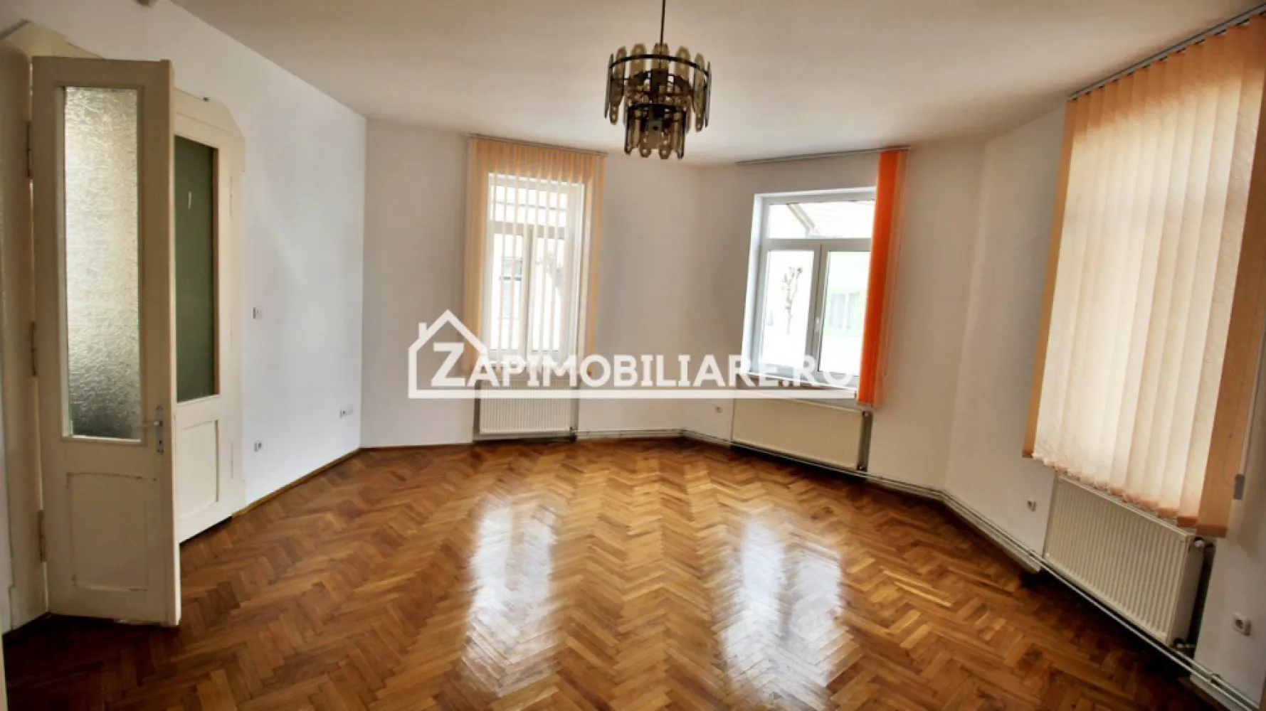 Casa 5 camere,3 băi,180 mp.teren 371 mp.Central - De vânzare casa 3 camere ,2băi, 1 hol,1 debara ,teren 371 mp + 1 apartament cu 1 camera ,1 baie ,1 bucatarie,1 parcare, pod mansardabil situata în zona Centrală ideal pentru sedii firme, punct de lucru, birouri,cabinet medical, salon și locuit 
Casa se vinde la prețul de 375.000 euro.negociabil Comision ZERO 
Acest anunț nu corespunde cerințelor tale? Sună la numărul afișat în anunț și unul dintre agenții noștri te va ajuta cu alte oferte personalizate în funcție de cerințele tale.
Contact 077 4048706 Bogdan
