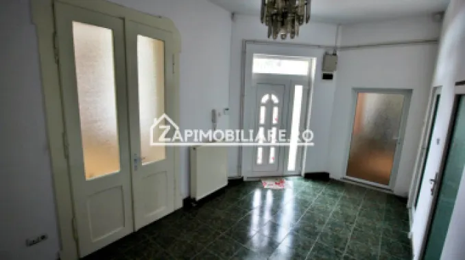 Casa 5 camere,3 băi,180 mp.teren 371 mp.Central