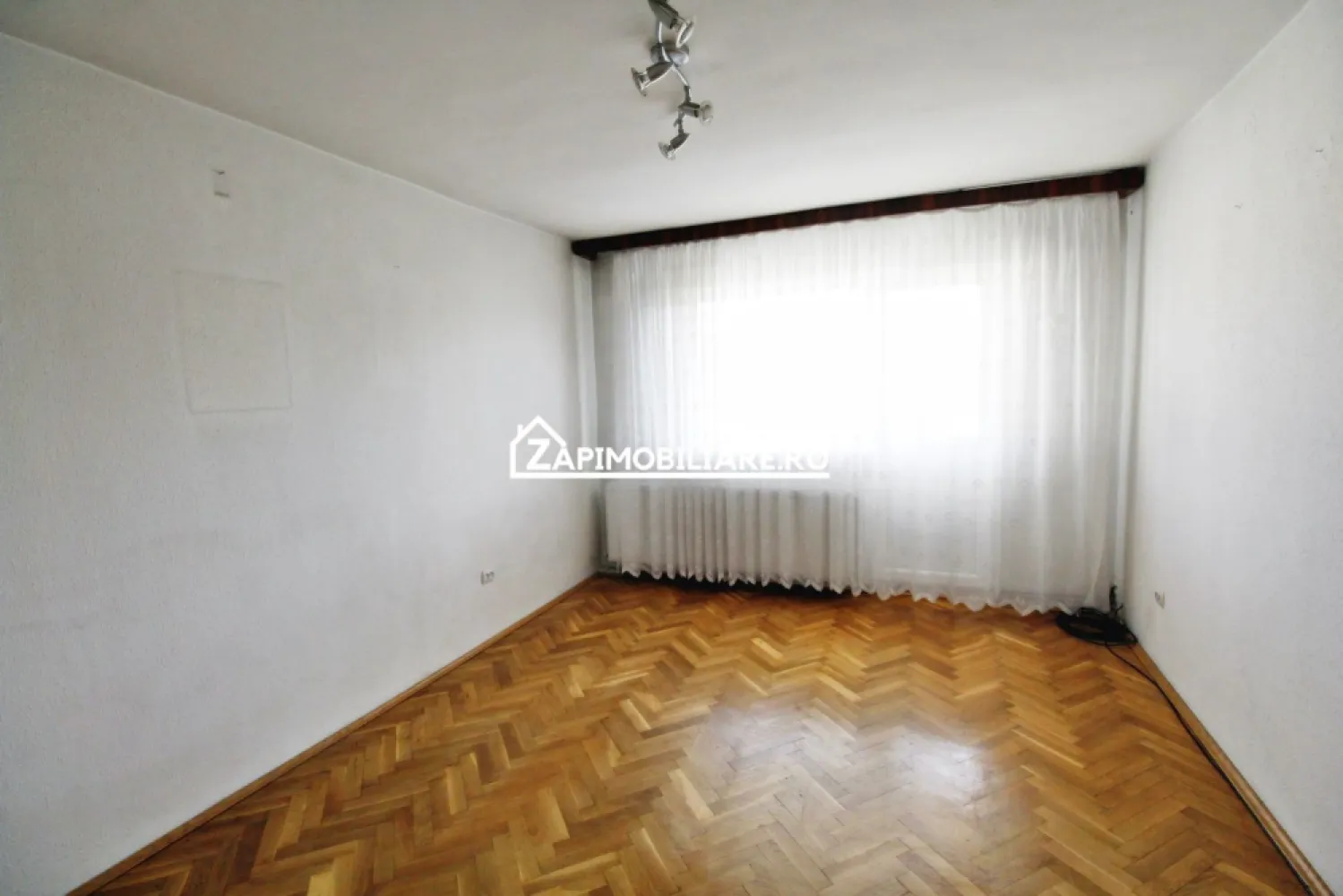 Dambu Pietros - Zona Ansamblul Muresul - 4 camere - 2 balcoane - Mentionati ID-ul proprietatii cand apelati: CP1793758
Contact ⓪⑦②⑥ ②②③ ⑧⑧⑥ Sebastian
De vânzare apartament 4 camere decomandat confort 1, situat în cartierul Dambu Pietros in spate la Ansamblul Muresul , suprafață utilă de 75 mp + balcoane, situat la etajul 4 din 4 oferit de Zap Imobiliare 
Detalii: 
- 1 living, 3 dormitor, 1 bucătărie, 2 bai ( una cu geam), 2 balcone 
- centrală termică, calorifere, geamuri termopan, ușă metalică.

Locuința se vinde la prețul de 111000 Euro negociabil. Comisionul este ZERO pentru cumparator
Contact ⓪⑦②⑥ ②②③ ⑧⑧⑥ Sebastian

Proprietatea se află într-o zonă cu un confort deosebit, datorită amplasării în imediata apropiere a tot ceea ce înseamnă viață modernă, și anume: mijloace de transport în comun, magazine, unități de învățământ de toate gradele, piață, parc, bănci, farmacii, s.a.
Dacă vă place această ofertă - sau pentru alte informații sunați la numărul de contact din anunț! 
Compania Zap Imobiliare vă pune la dispoziție toate informațiile, actele și documentele necesare alături de asistență și consiliere permanentă până la finalizarea achiziției imobiliare. Ne dorim să îți oferim cea mai plăcută experiență, îndeplinim vise cu pereți!