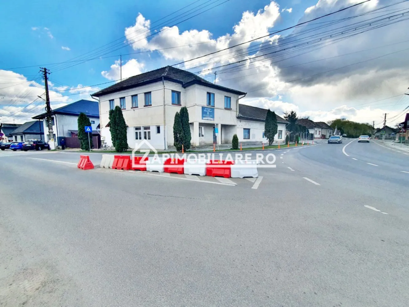 Spatiu Comercial 11 camere,370 mp utili,960 mp teren - De vanzare sau de inchiriat spațiu comercial cu deschidere la drum Judetean D- P- E ,370 mp utili,960 mp teren situat în comuna Gănesti la 30 km de Targu Mures si 5 km de Tarnaveni
Contact: Bogdan 0774048706
Detalii:
- centrală termică, calorifere, geamuri termopan.
- 4 toalete
- 11 camere
- demisol: 1 cramă 30 mp
- parter : 252 mp ,1 bar, 2 magazii, 1 separeu,1 terasă 30 mp,1 birou,1 bucătărie, 2 spatii comerciale cu deschidere la drum Judetean , 4 toalete.
 - etaj : 80 mp 
Spațiul se vinde la prețul de 265.000 euro negociabil comision ZERO
Contact 0774048706 Bogdan
-----------------------------------------------------------------------------------------------------------------------------------------
La vanzare comisionul este ZERO
Comisionul perceput la inchiriere este de 50% din valoarea primei chirii.Și se percepe o singură dată!
Acest anunț nu corespunde cerințelor tale? Sună la numărul afișat în anunț și unul dintre agenții noștri te va ajuta cu alte oferte personalizate în funcție de cerințele tale.