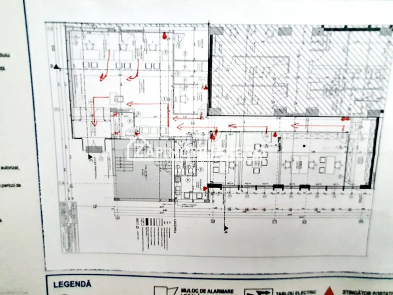 Spatiu Comercial Ultracentral 200 mp cu parcare - De închiriat spațiu comercial 200 mp situat la parter ,Ultracentral cu 2 parcări private , ideal pentru sedii firme, farmacie, punct de lucru, sală de sport, salon, 
Detalii:
- centrală termică, calorifere, geamuri termopan.
- 2 toalete
- 5 camere
Spațiul se închiriază la prețul de 4.000 euro
Contact 0774048706 Bogdan