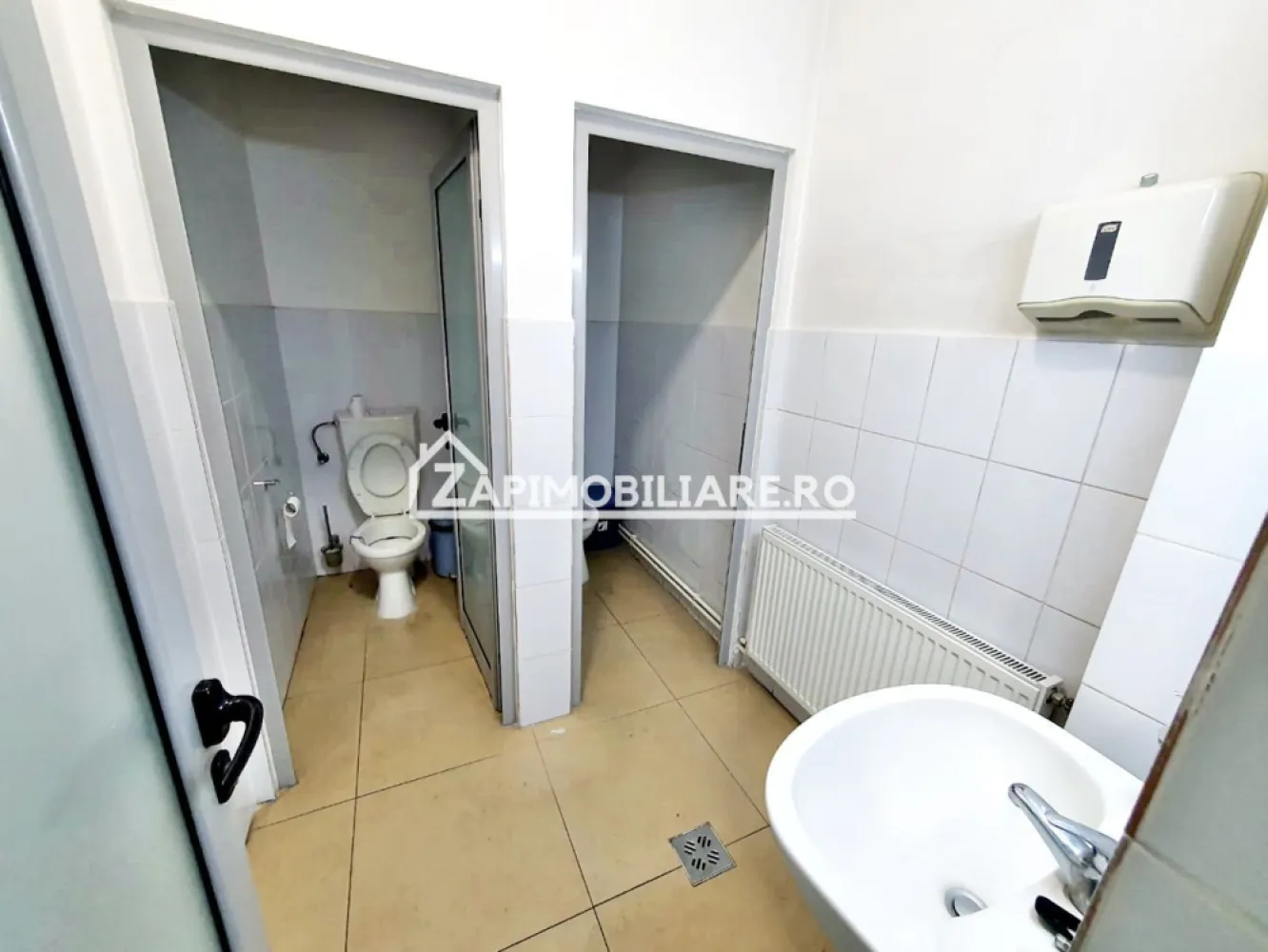 Spatiu Comercial Ultracentral 200 mp cu parcare - De închiriat spațiu comercial 200 mp situat la parter ,Ultracentral cu 2 parcări private , ideal pentru sedii firme, farmacie, punct de lucru, sală de sport, salon, 
Detalii:
- centrală termică, calorifere, geamuri termopan.
- 2 toalete
- 5 camere
Spațiul se închiriază la prețul de 4.000 euro
Contact 0774048706 Bogdan