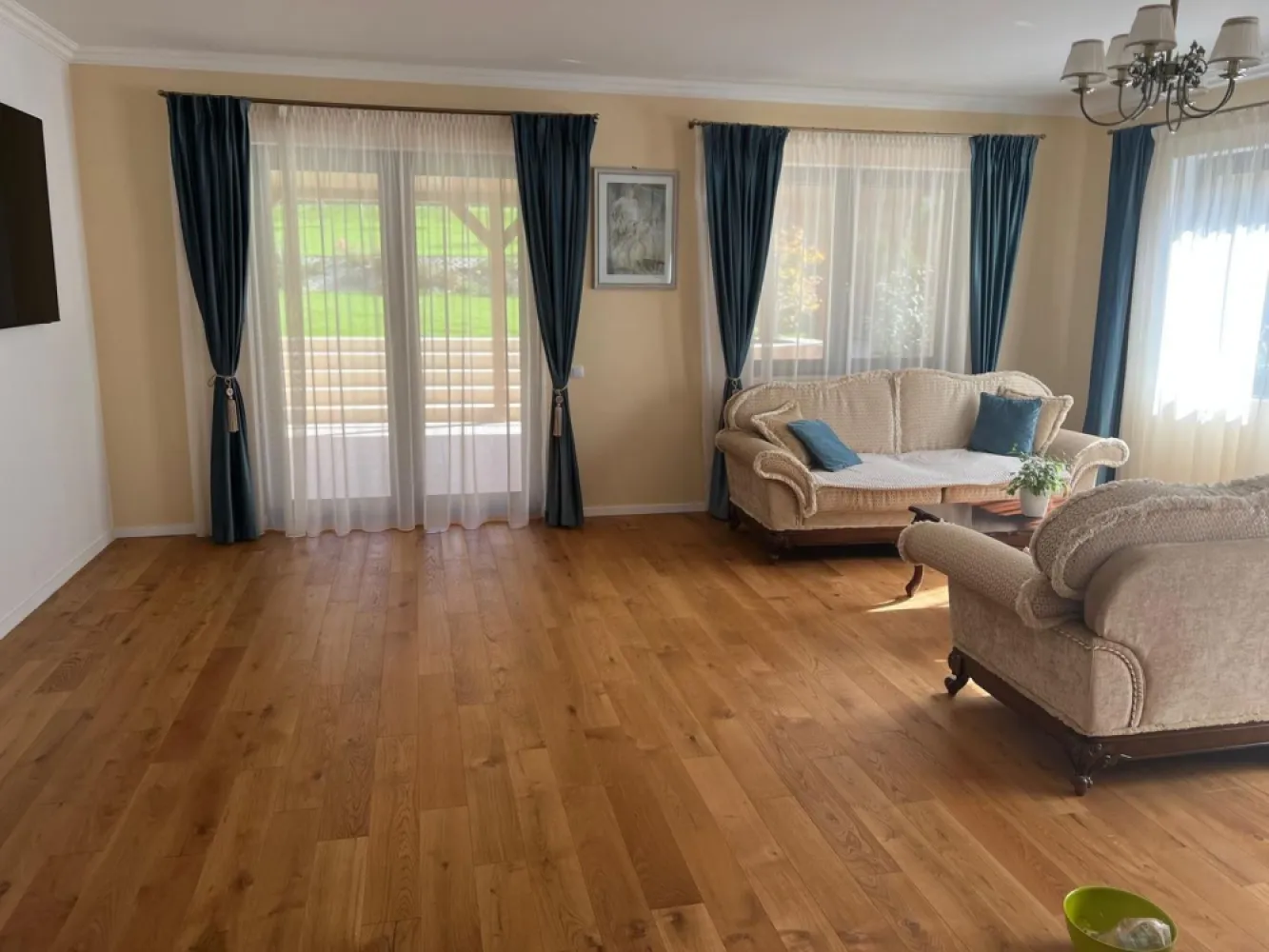 Casa 5 camere,477 mp,1077 mp teren, zona Cornisa,0%comision - Contact 0774048706 Bogdan
De vânzare casă, singur în curte, 5 camere situată în zona Cornisa suprafata desfasurată de 477 mp.mp amplasată pe un teren cu suprafața de 1077 mp, 
Compartimentare:
- la demisol 1 garaj dublu, 1 magazie, 1 spălătorie, 1 hol, 1 cameră tehnică
- la parter: 1 living, 1 dormitor,1 bucătărie, 1 baie, 2 terase acoperite, 1 hol
- la etaj: 3 dormitoare,2 băi, 2 terase acoperite,1 balcon.
- materiale de calitate premium 
Detalii:
- centrală termică, calorifere, geamuri tripan,usi din lemn,parchet stejar 
- fundația casei are o adâncime de 1 m, pereții sunt din cărămidă, acoperișul de țiglă, izolată cu polistiren de 10 cm.
- anul construcției 2020
Utilitați:
- curent, apă, gaz, canalizare
- curte amenajată cu pavaj si gazon
- poartă si usa garaj automatizate
Casa se vinde la cheie prețul de 887.000 Euro negociabil. Comision ZERO!
Contact 0774048706 Bogdan
Daca vă place această ofertă sau pentru alte informații sunați la numărul de contact din anunț! 
Compania Zap Imobiliare vă pune la dispoziție toate actele și documentele necesare alături de asistență și consiliere permanentă până la finalizarea achiziției imobiliare. 
Ne dorim să îți oferim cea mai plăcută experiență, îndeplinim vise cu pereți!