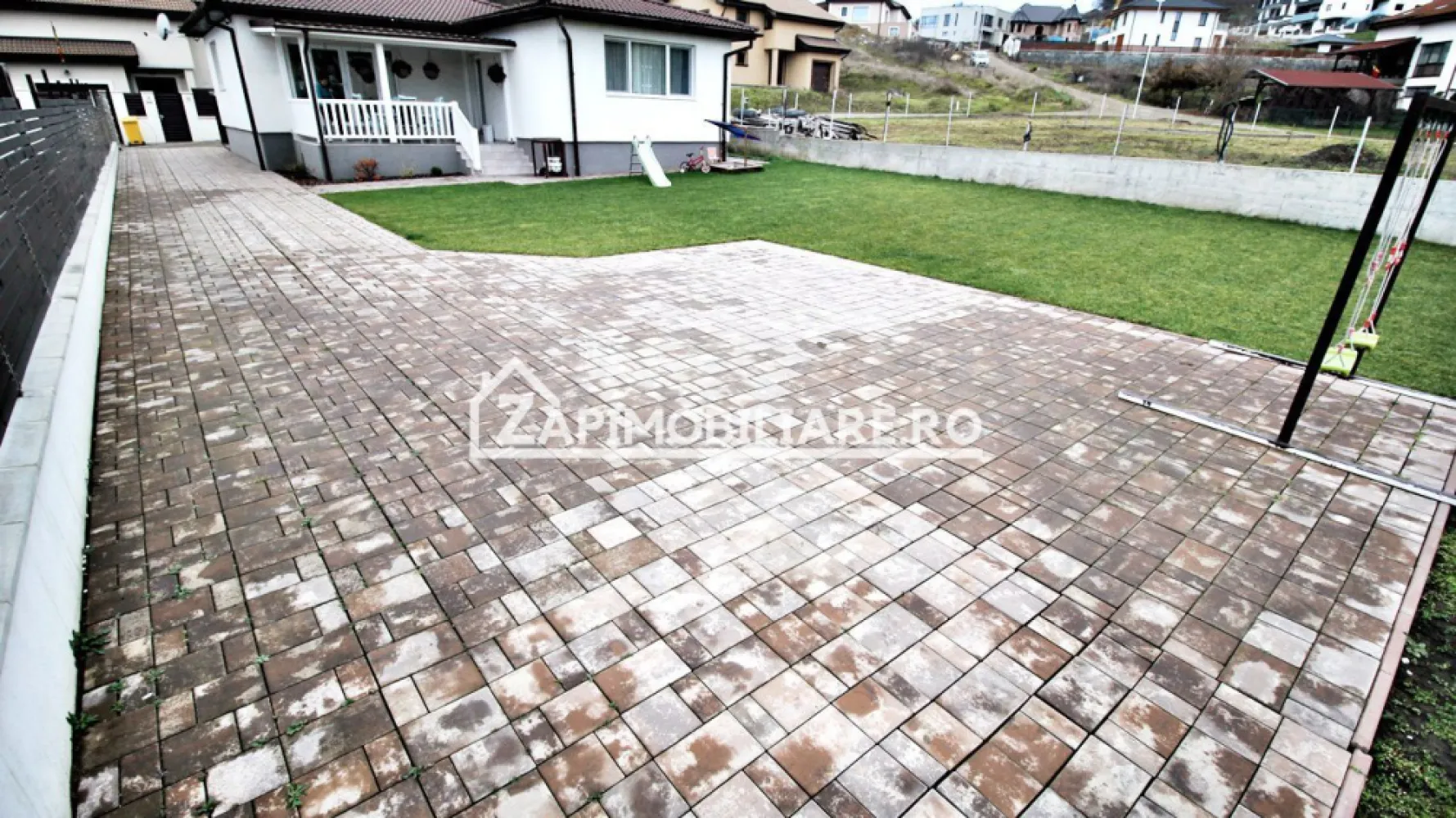 Casa 4 camere, 2 băi,141 mp,555 mp teren,cartier Răsăritului - Descriere:
Contact 0774048706 Bogdan
De vânzare casă pe 1 nivel, singur în curte 4 camere , 2 băi, situată în cartierul Răsăritului suprafața utilă de 101 mp . suprafata construită de 141 mp.amplasată pe un teren cu suprafața de 555 mp, cu o deschidere la drum de 17 ml.
Compartimentare:
- 3 dormitoare, 1 living, 1 bucătărie, 2 băi, 2 terase, 
Detalii:
- centrală termică, calorifere, geamuri termopan.
- fundația casei are o adâncime de 1 m, pereții sunt din cărămidă, acoperișul de țiglă, izolată cu polistiren de 10 cm.
- anul construcției 2016.

Utilitați:
- curent, apă, gaz, canalizare

Casa se vinde la cheie, mobilată și utilată la prețul de 198.000 Euro negociabil. Comision ZERO!
Contact 0774048706 Bogdan
Daca vă place această ofertă sau pentru alte informații sunați la numărul de contact din anunț! 
Compania Zap Imobiliare vă pune la dispoziție toate actele și documentele necesare alături de asistență și consiliere permanentă până la finalizarea achiziției imobiliare. 
Ne dorim să îți oferim cea mai plăcută experiență, îndeplinim vise cu pereți!