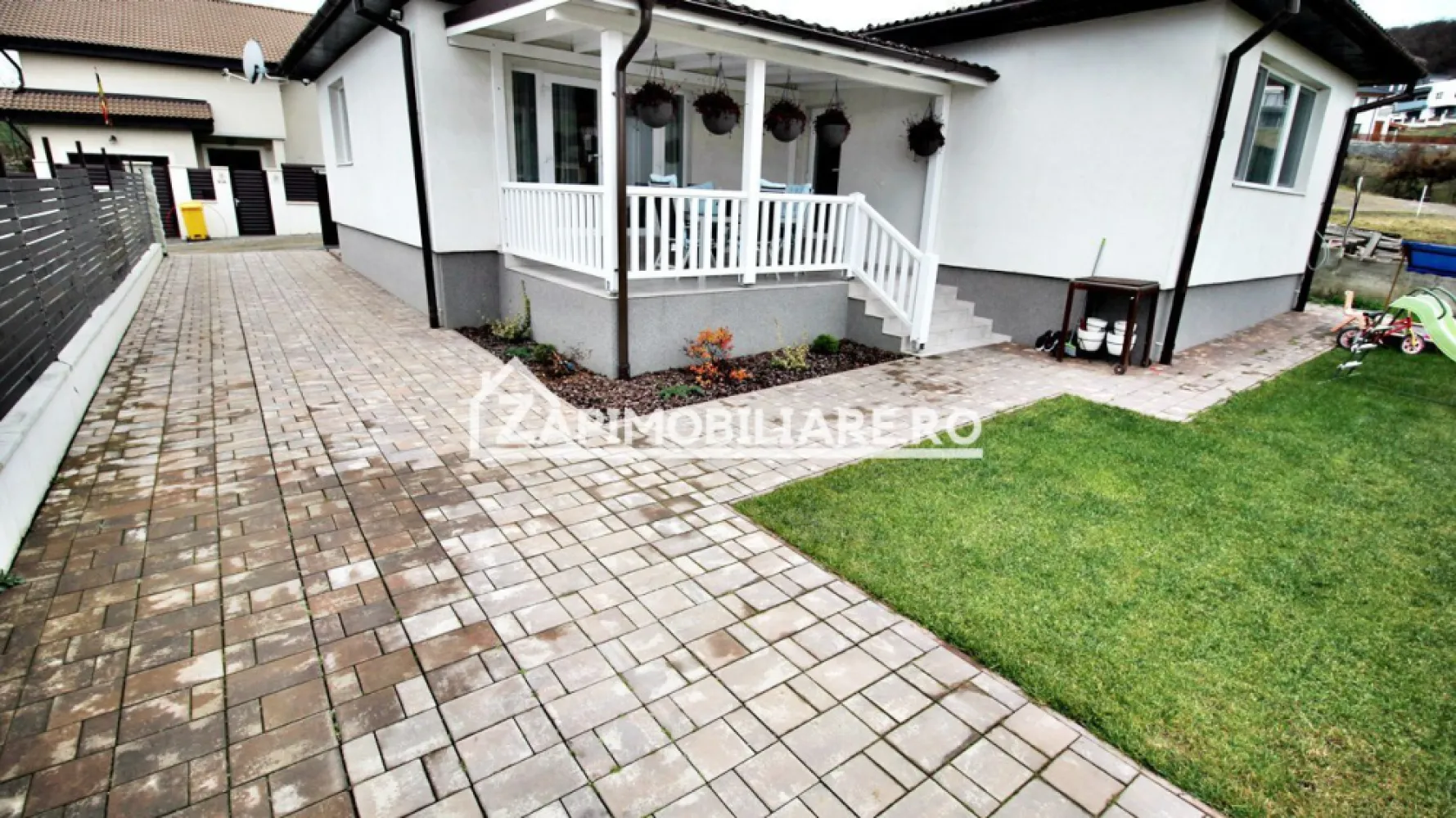 Casa 4 camere, 2 băi,141 mp,555 mp teren,cartier Răsăritului - Descriere:
Contact 0774048706 Bogdan
De vânzare casă pe 1 nivel, singur în curte 4 camere , 2 băi, situată în cartierul Răsăritului suprafața utilă de 101 mp . suprafata construită de 141 mp.amplasată pe un teren cu suprafața de 555 mp, cu o deschidere la drum de 17 ml.
Compartimentare:
- 3 dormitoare, 1 living, 1 bucătărie, 2 băi, 2 terase, 
Detalii:
- centrală termică, calorifere, geamuri termopan.
- fundația casei are o adâncime de 1 m, pereții sunt din cărămidă, acoperișul de țiglă, izolată cu polistiren de 10 cm.
- anul construcției 2016.

Utilitați:
- curent, apă, gaz, canalizare

Casa se vinde la cheie, mobilată și utilată la prețul de 198.000 Euro negociabil. Comision ZERO!
Contact 0774048706 Bogdan
Daca vă place această ofertă sau pentru alte informații sunați la numărul de contact din anunț! 
Compania Zap Imobiliare vă pune la dispoziție toate actele și documentele necesare alături de asistență și consiliere permanentă până la finalizarea achiziției imobiliare. 
Ne dorim să îți oferim cea mai plăcută experiență, îndeplinim vise cu pereți!