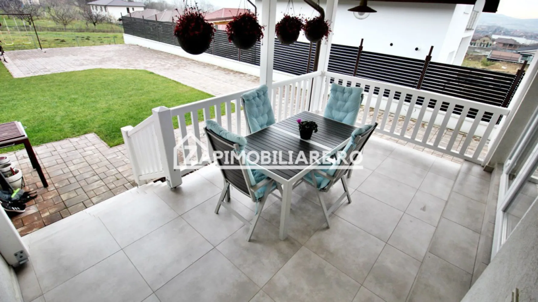 Casa 4 camere, 2 băi,141 mp,555 mp teren,cartier Răsăritului - Descriere:
Contact 0774048706 Bogdan
De vânzare casă pe 1 nivel, singur în curte 4 camere , 2 băi, situată în cartierul Răsăritului suprafața utilă de 101 mp . suprafata construită de 141 mp.amplasată pe un teren cu suprafața de 555 mp, cu o deschidere la drum de 17 ml.
Compartimentare:
- 3 dormitoare, 1 living, 1 bucătărie, 2 băi, 2 terase, 
Detalii:
- centrală termică, calorifere, geamuri termopan.
- fundația casei are o adâncime de 1 m, pereții sunt din cărămidă, acoperișul de țiglă, izolată cu polistiren de 10 cm.
- anul construcției 2016.

Utilitați:
- curent, apă, gaz, canalizare

Casa se vinde la cheie, mobilată și utilată la prețul de 198.000 Euro negociabil. Comision ZERO!
Contact 0774048706 Bogdan
Daca vă place această ofertă sau pentru alte informații sunați la numărul de contact din anunț! 
Compania Zap Imobiliare vă pune la dispoziție toate actele și documentele necesare alături de asistență și consiliere permanentă până la finalizarea achiziției imobiliare. 
Ne dorim să îți oferim cea mai plăcută experiență, îndeplinim vise cu pereți!