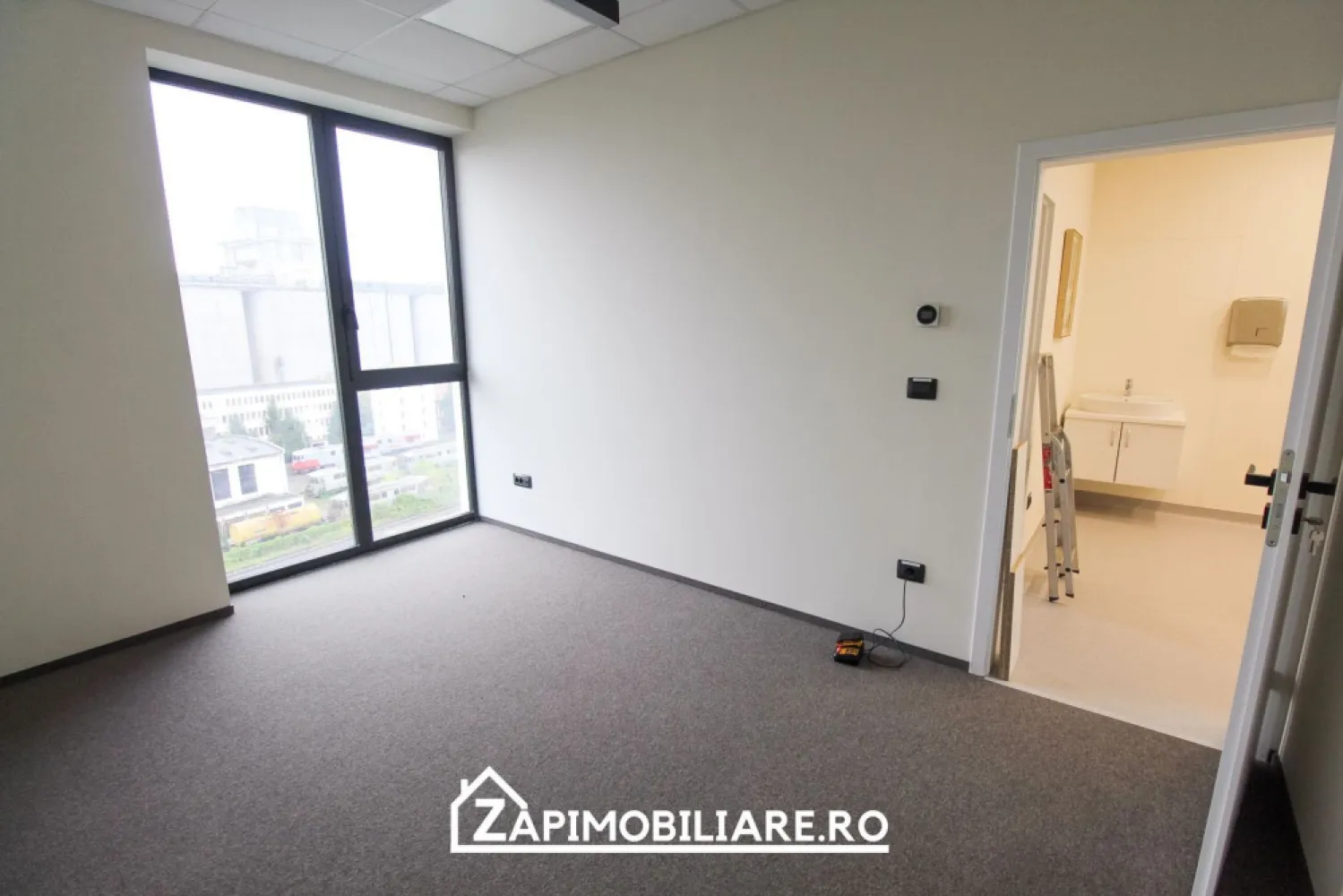 5 Birouri 146 mp - Cladirea Multinvest - Mentionati ID-ul proprietatii cand apelati: CP2139936
Contact ⓪⑦②⑥ ②②③ ⑧⑧⑥ Sebastian
De închiriat spatiu birouri avand o suprafata totala de 146.37 mp , format astfel:
- 5 birouri . 2 grupuri sanitare 1 hol casa scarii
- 1 terasa de aproximativ 60 mp 
- situat la etajul 6 cu vedere panoramica

Detalii:

Imobilul se închiriază la prețul de 1172 euro + TVA
Contact ⓪⑦②⑥ ②②③ ⑧⑧⑥ Sebastian 
Comisionul perceput este de 50% din valoarea primei chirii si se percepe o singură dată!
Acest anunț nu corespunde cerințelor tale? Sună la numărul afișat în anunț și unul dintre agenții noștri te va ajuta cu alte oferte personalizate în funcție de cerințele tale.