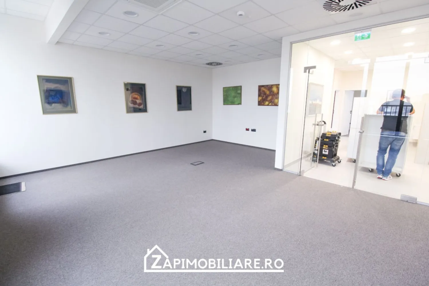 5 Birouri 146 mp - Cladirea Multinvest - Mentionati ID-ul proprietatii cand apelati: CP2139936
Contact ⓪⑦②⑥ ②②③ ⑧⑧⑥ Sebastian
De închiriat spatiu birouri avand o suprafata totala de 146.37 mp , format astfel:
- 5 birouri . 2 grupuri sanitare 1 hol casa scarii
- 1 terasa de aproximativ 60 mp 
- situat la etajul 6 cu vedere panoramica

Detalii:

Imobilul se închiriază la prețul de 1172 euro + TVA
Contact ⓪⑦②⑥ ②②③ ⑧⑧⑥ Sebastian 
Comisionul perceput este de 50% din valoarea primei chirii si se percepe o singură dată!
Acest anunț nu corespunde cerințelor tale? Sună la numărul afișat în anunț și unul dintre agenții noștri te va ajuta cu alte oferte personalizate în funcție de cerințele tale.